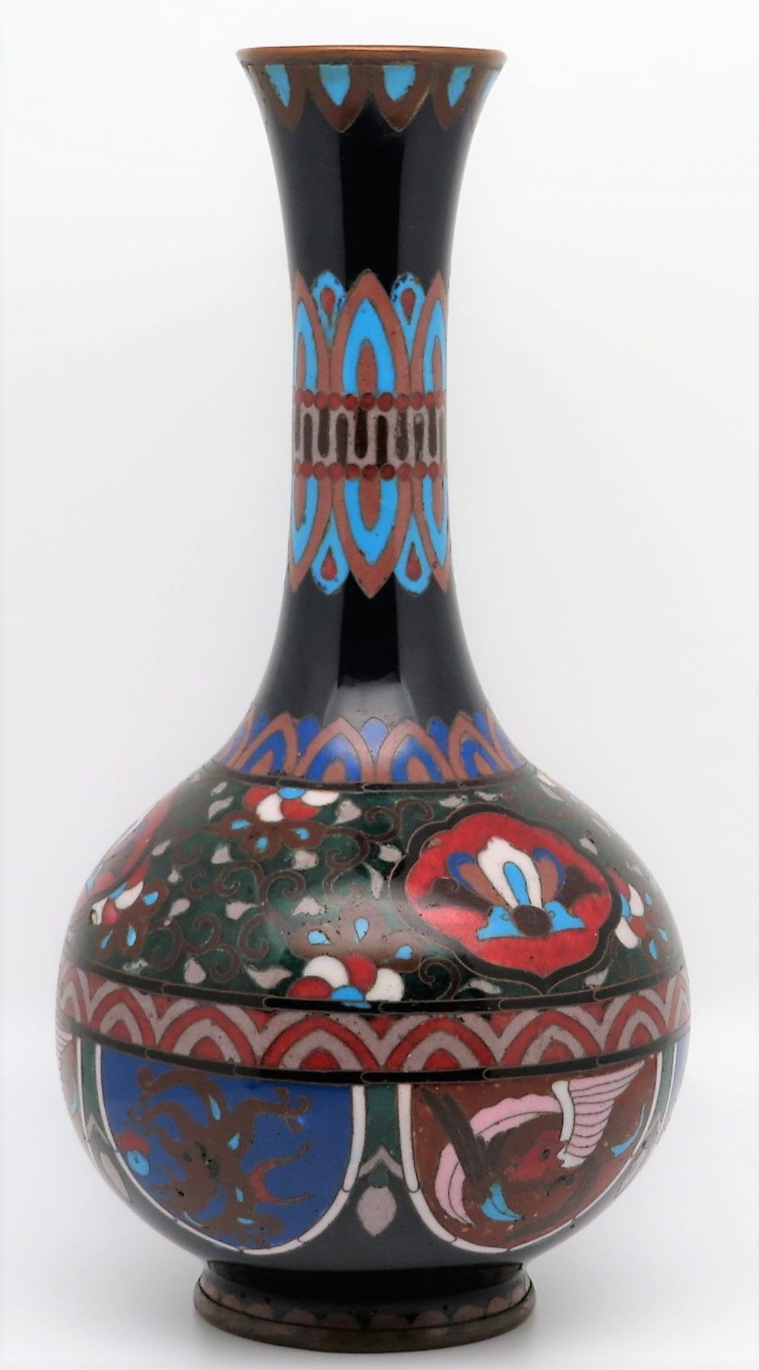 Cloisonné Vase, Japan, um 1900, farbiger Zellenschmelz, ein Minichip, h 24 cm, d 12 cm. - Image 2 of 3