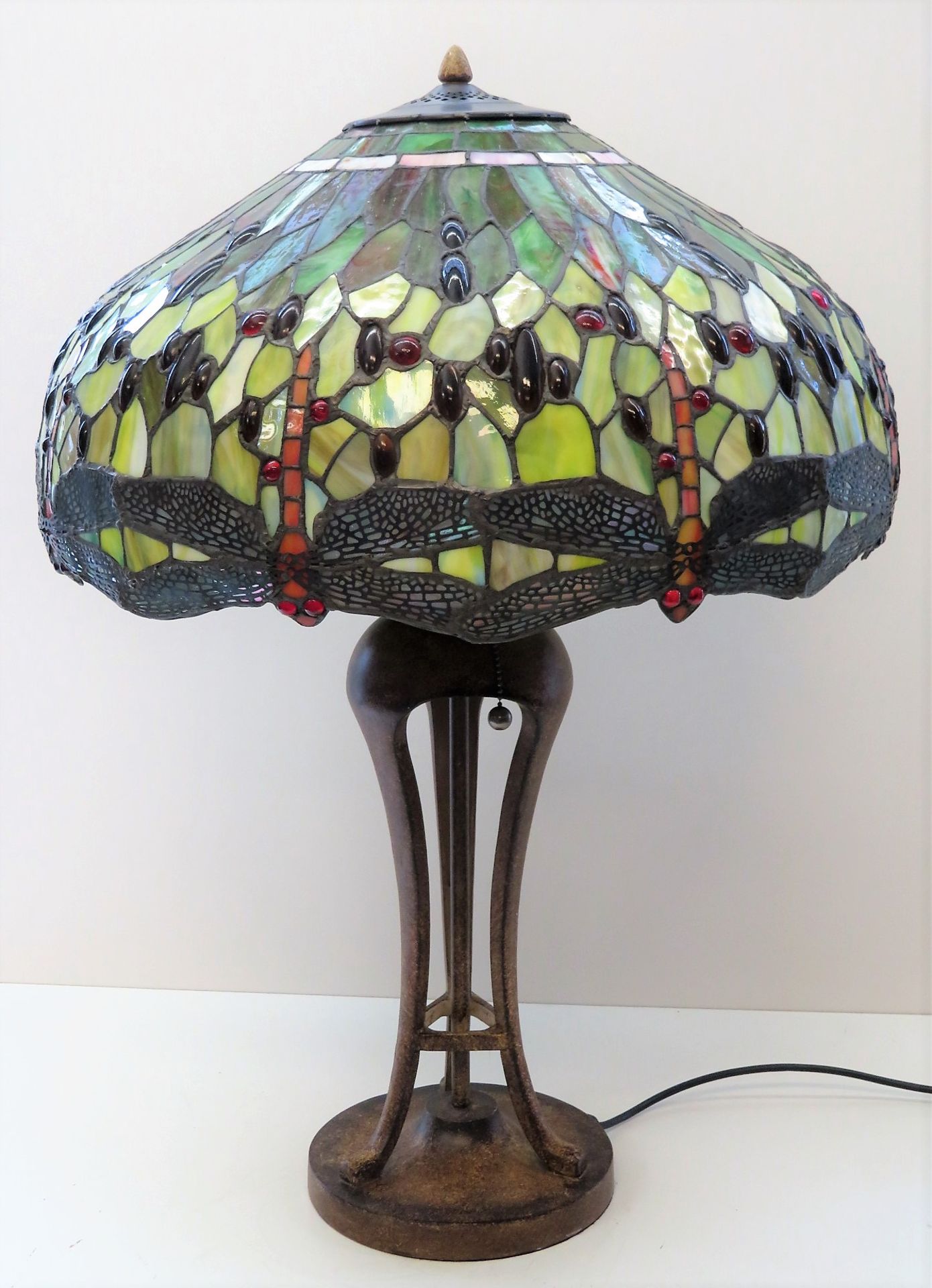 Tischlampe, Tiffany-Stil, Dragonfly, 2-flammig, farbige Bleiverglasung, bemalter Metallstandfuß, h 