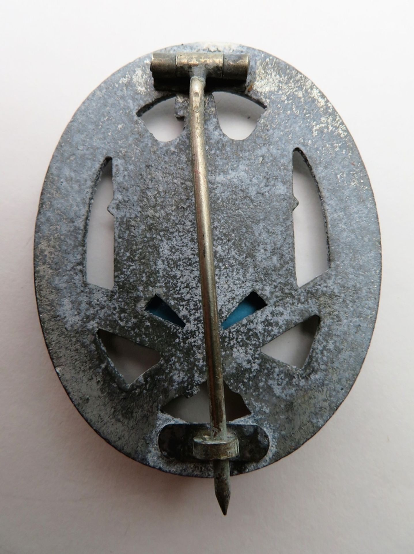 Allgemeines Sturmabzeichen, 2. Weltkrieg, Zink versilbert, durchbrochen gefertigt, an Nadel, 5,1 x - Image 2 of 2