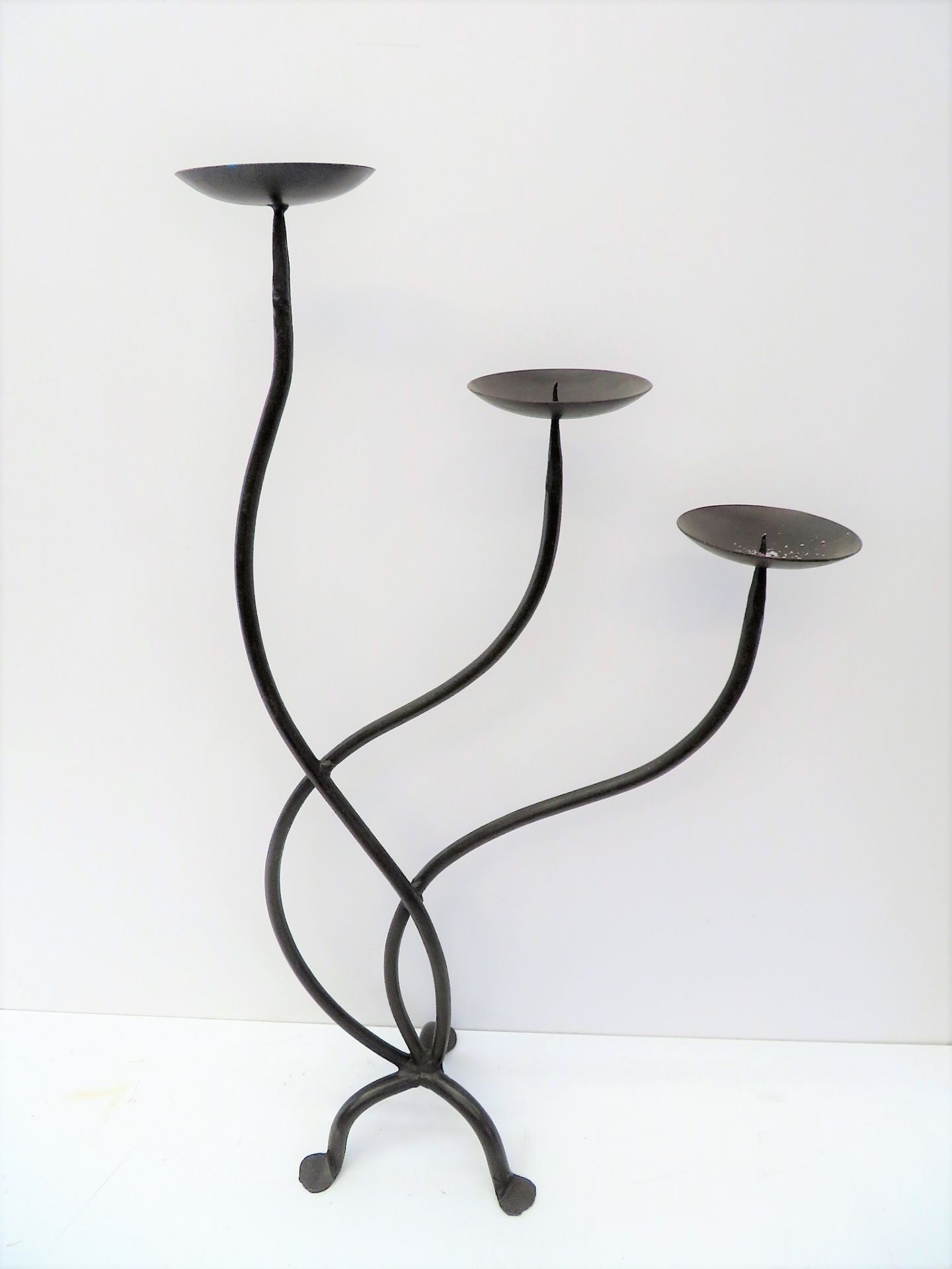 Designer Kerzenständer, Eisen, 3-flammig, auf 3 Füßen, davon ausgehend drei sich teils überlappende