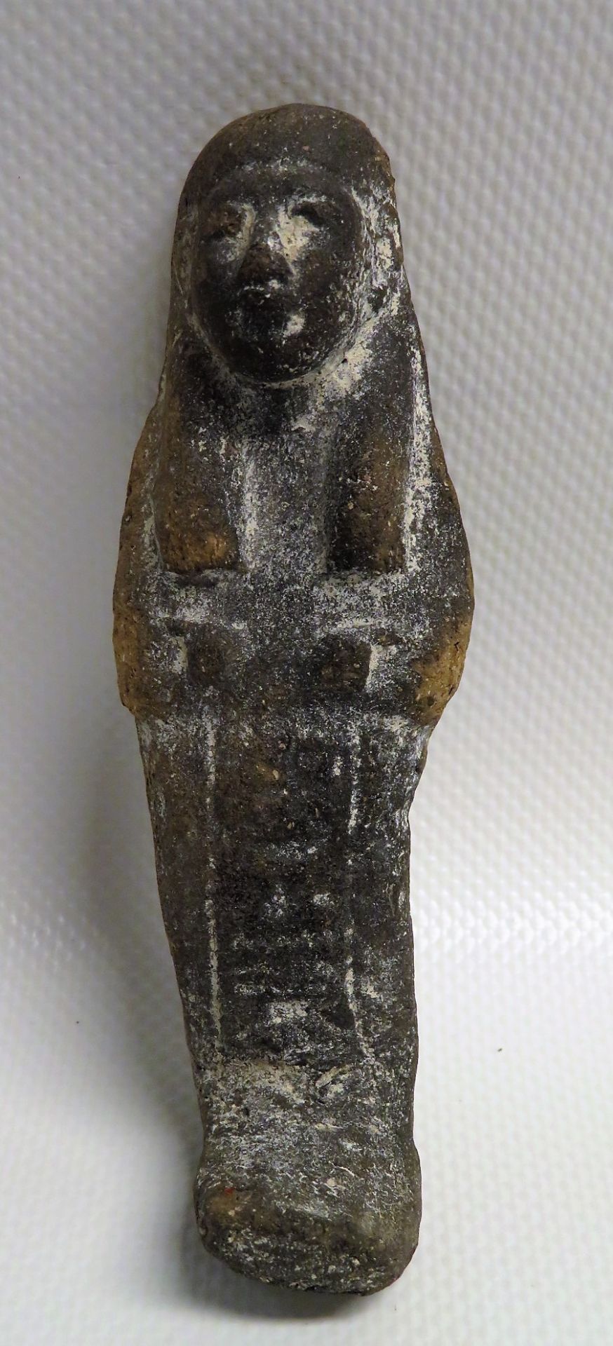 Grabbeilage, Ushebti, Ägypten, Ton, 11 x 3,5 cm.
