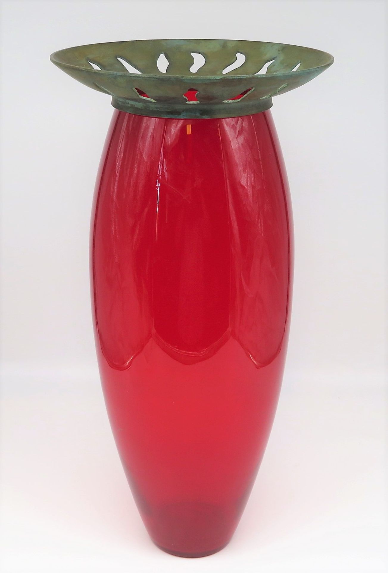 Designer Vase, rotes Glas, ellipsenartige Form mit abgeflachten Stand, runder Messingaufsatz mit Au