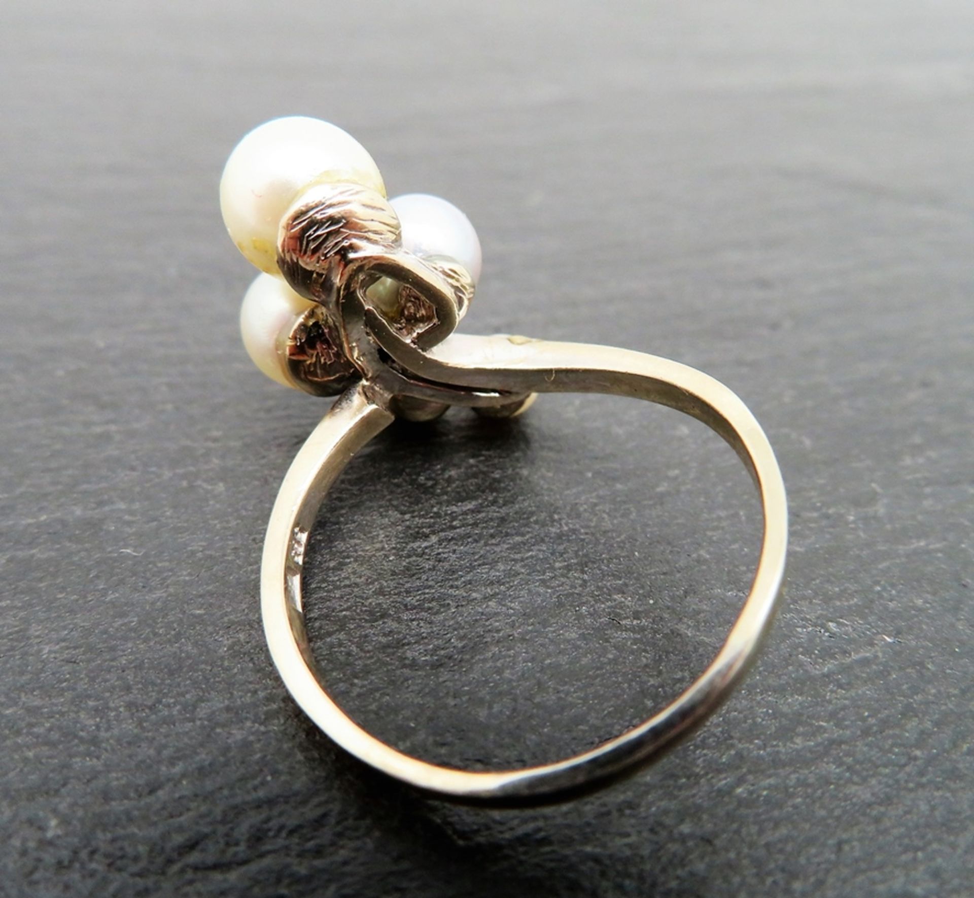 Designer Damenring, besetzt mit 5 Perlen, Weißgold 585/000, gepunzt, 6,43 g, Ringgr. 68(69. - Bild 2 aus 2