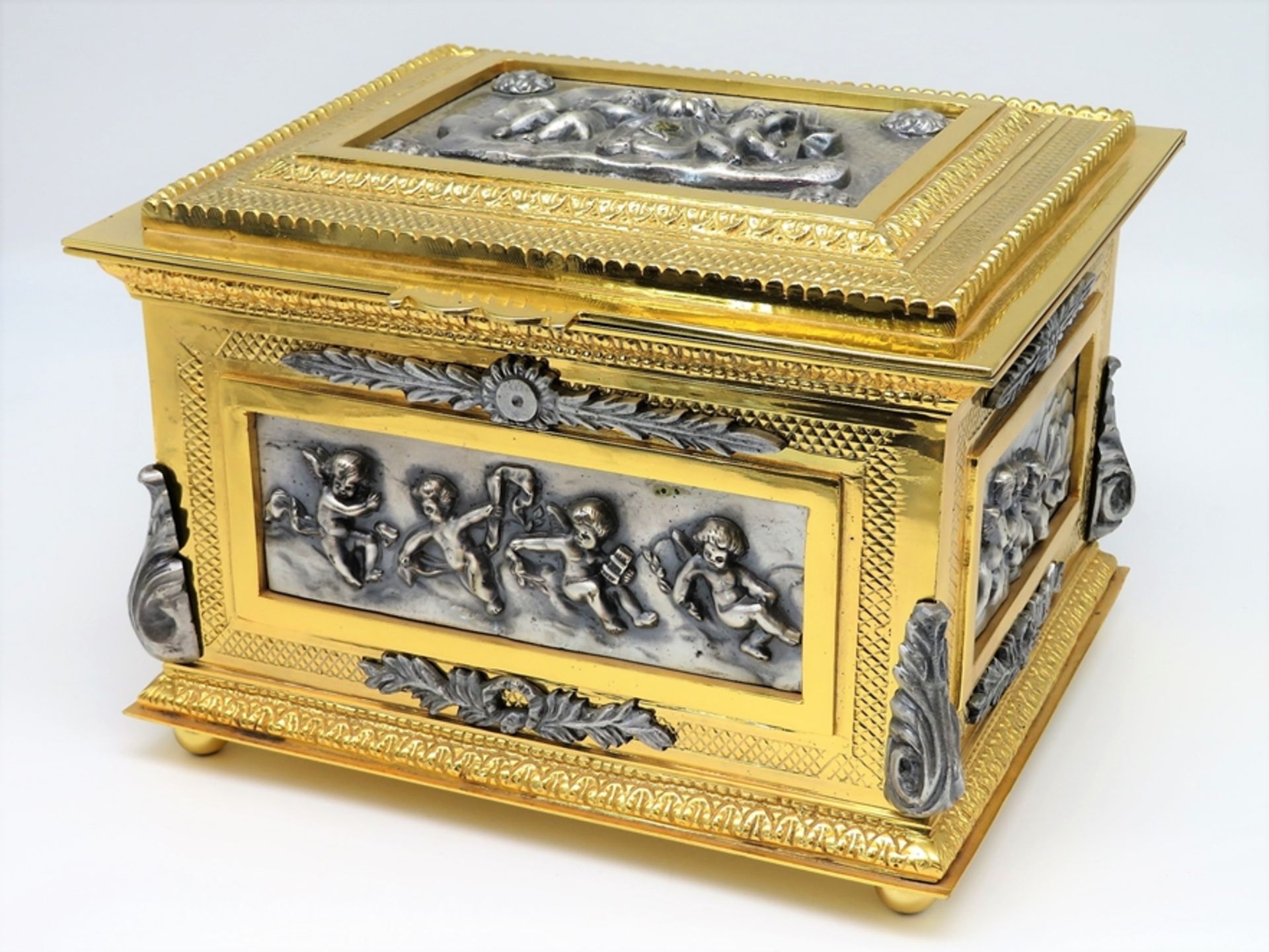 Prunk-Kassette, wohl Frankreich, Bronze teils versilbert und vergoldet, reliefierte Darstellungen v