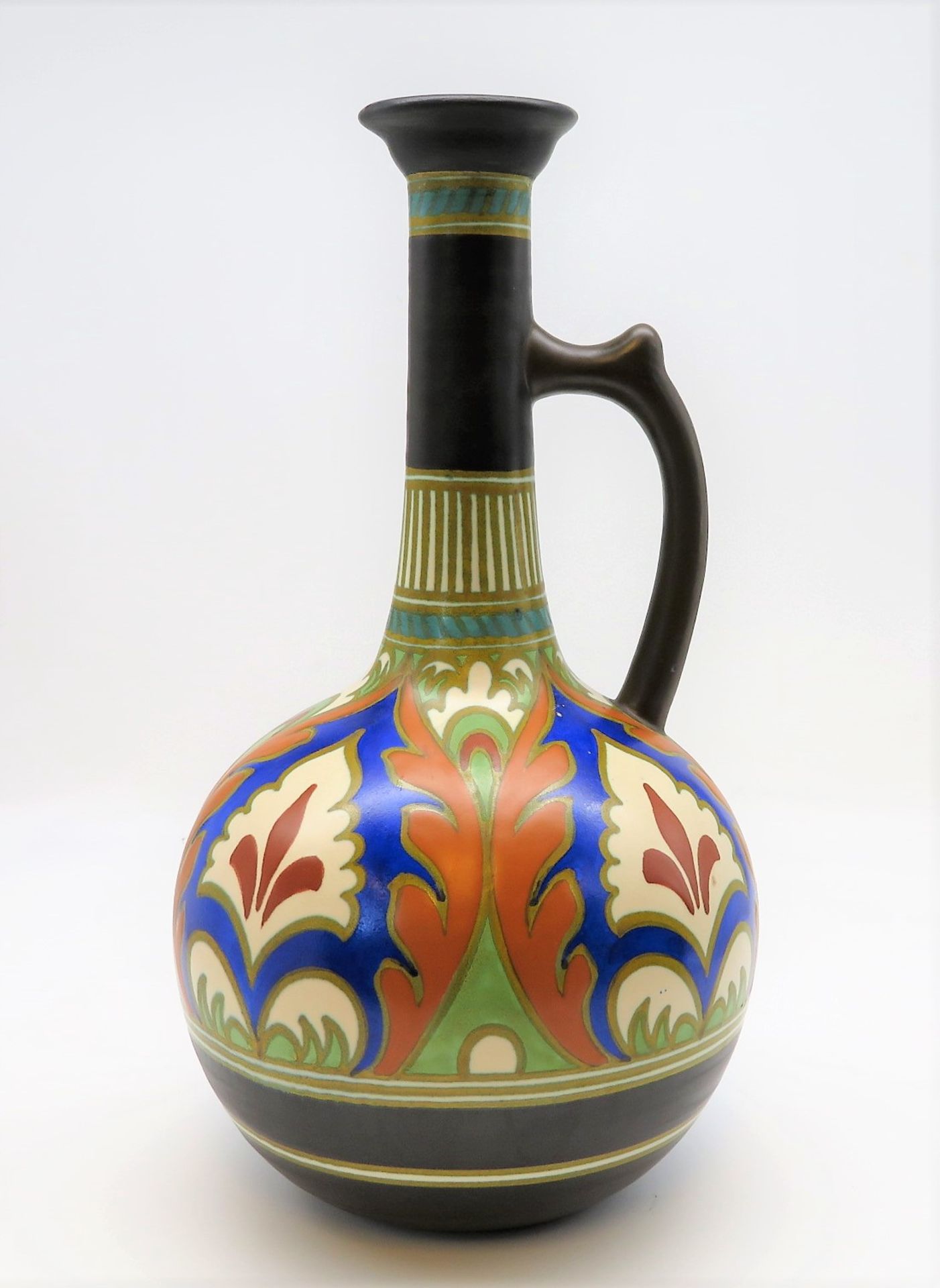 Karaffe mit Henkel, Jugendstil, Niederlande, Gouda, um 1900, Fayence mit polychromer Bemalung, sign