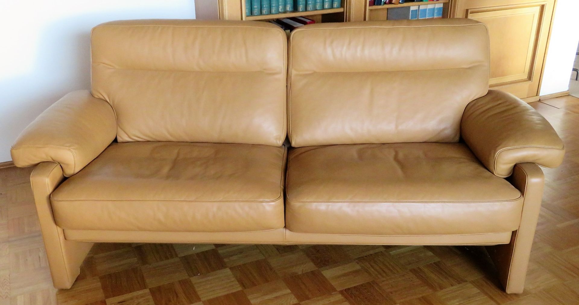 Design Sofa, De Sede, (wohl) DS 230, 2-Sitzer, beigefarbener Lederbezug, 69 x 180 x 90 cm.
