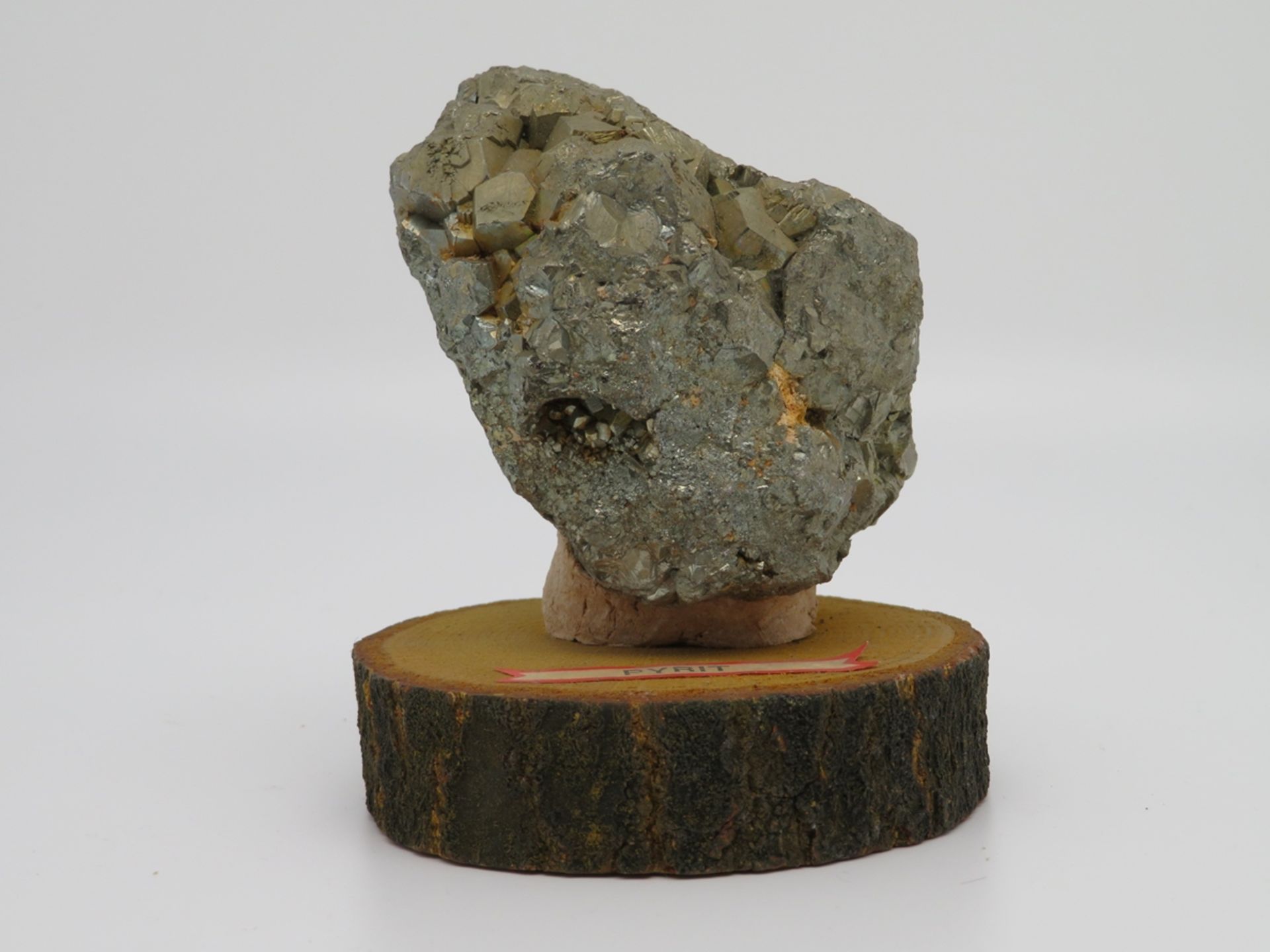 Pyrit, runder Holzsockel, 9 x 8,5 cm.
