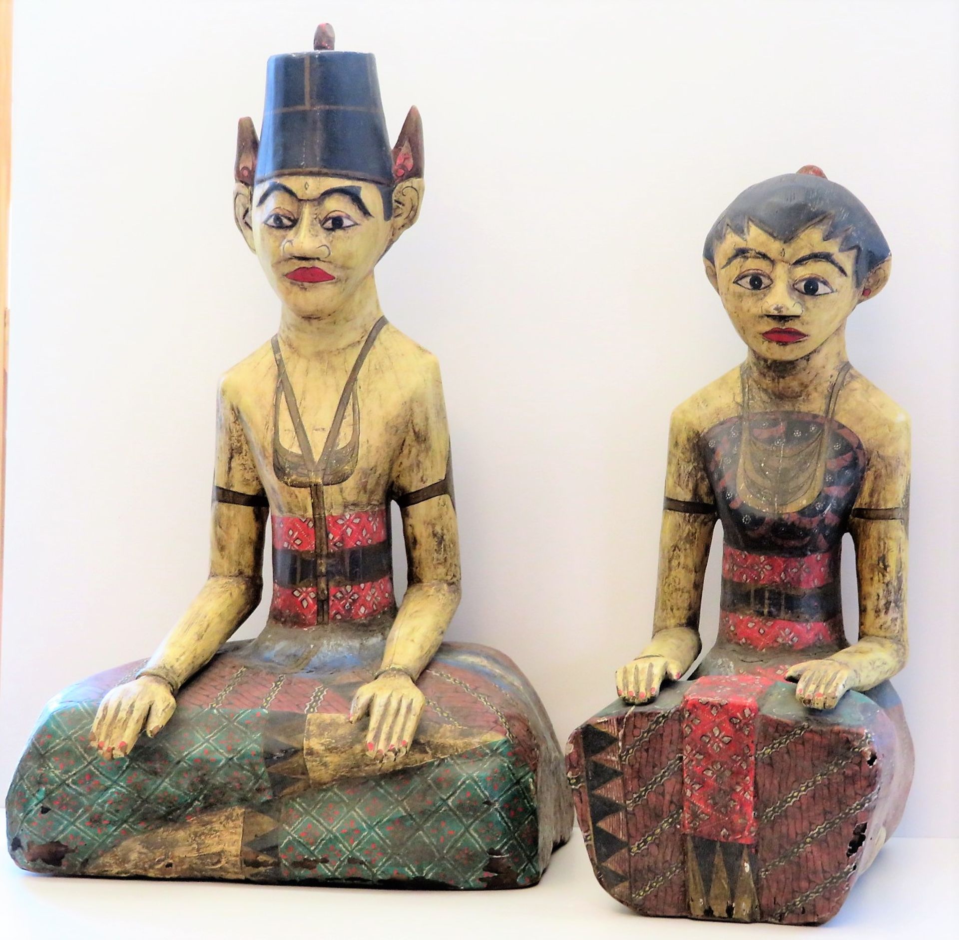 Sitzendes Kaiserpaar, Indonesien, Holz geschnitzt und farbig gefasst, 92 x 58 x 35/75 x 52 x 33 cm. - Bild 2 aus 2