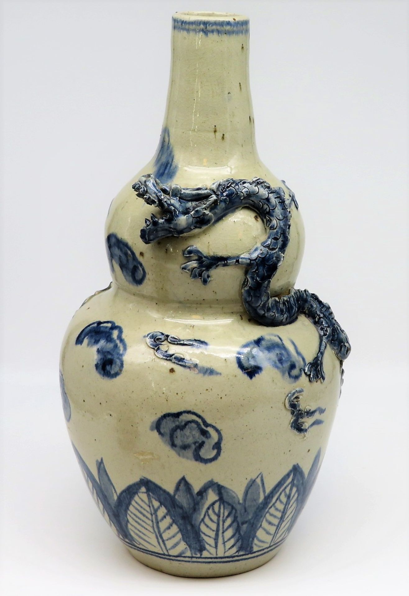 Vase, China, Kalebassenform, Steingut mit unterglasurblauer Bemalung, aufgesetzter Drache mit 4 Kra