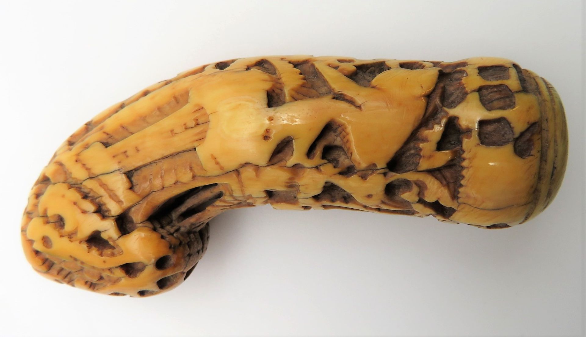 Antiker Kris-Griff, Indonesien, Bein geschnitzt, h 8,5 cm, d 4 cm. - Bild 2 aus 2