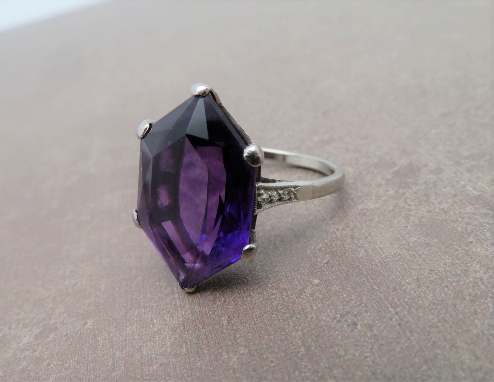 Extravaganter Damenring, Art déco, um 1910/20, facettierter Amethyst, Hexagon, Ringschiene seitlich