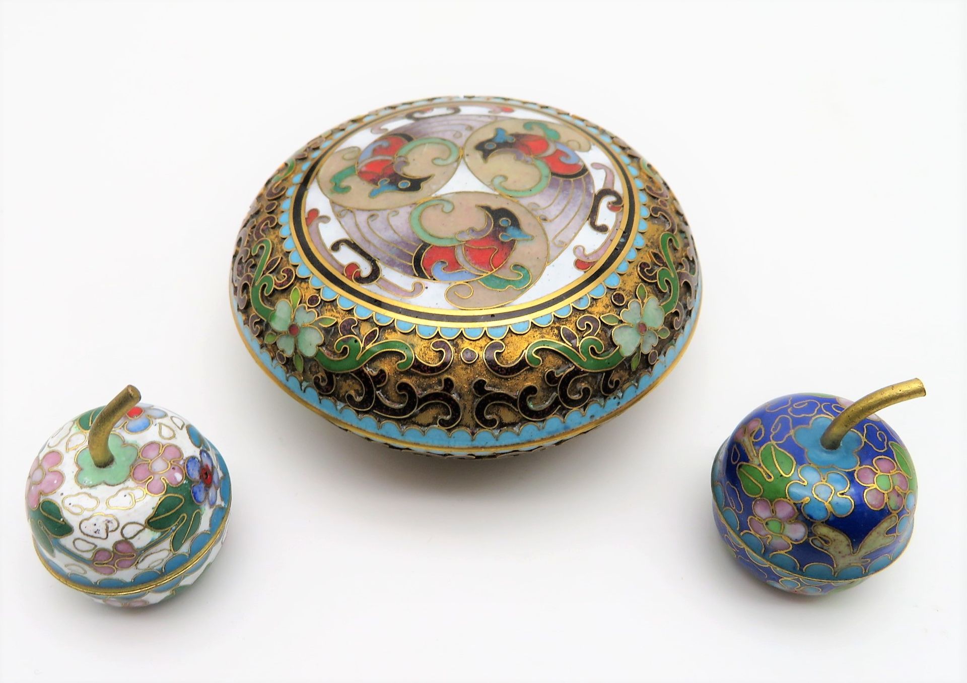 3 diverse Cloisonné Deckeldosen, Japan, 2 x in Gestalt von Äpfeln, farbiger Zellenschmelz, d 3/3/8 