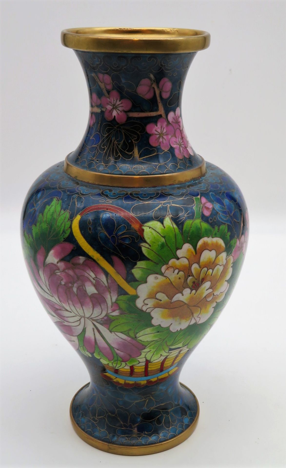 Cloisonné Vase, Japan, farbiger Zellenschmelz mit Darstellung von Päonien, 20. Jahrhundert, h 26 cm