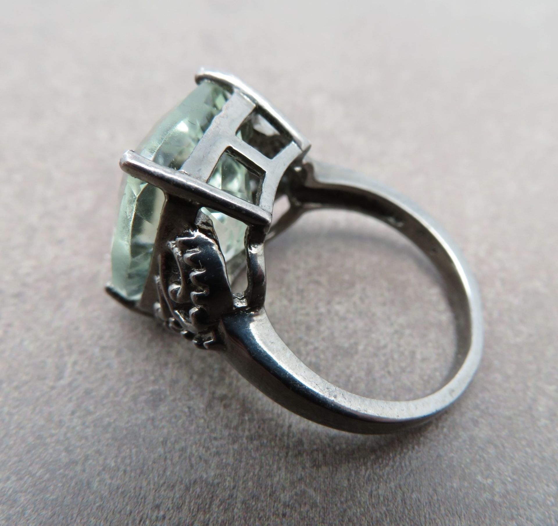 Historisch anmutender Unikat Ring, facettierter, grüner Amethyst, Silber 925/000, gepunzt, rhodinie - Bild 2 aus 2