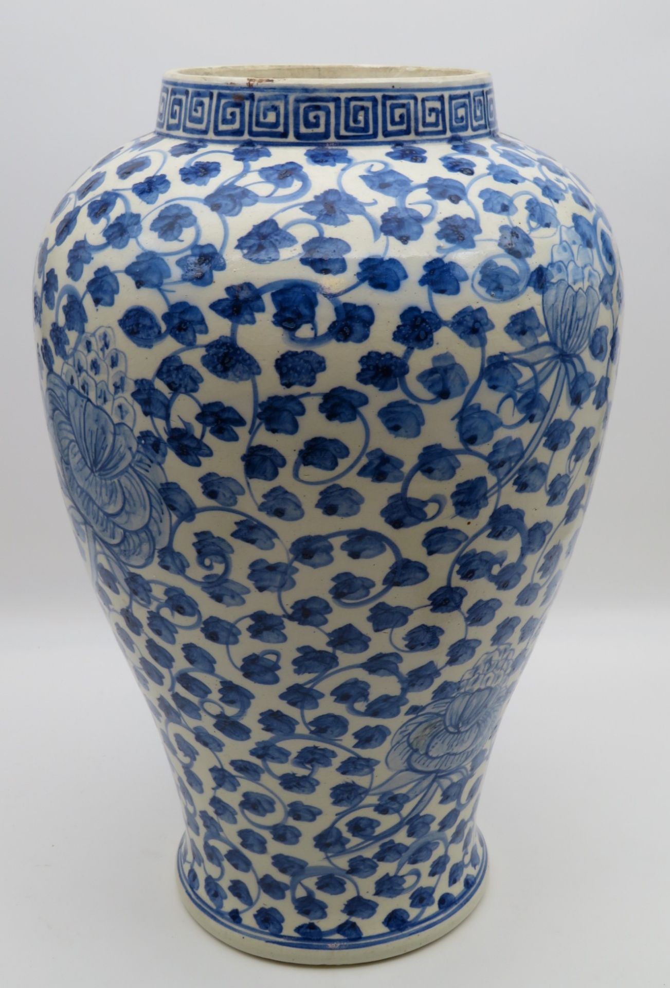 Vase, China, Weißporzellan mit blauer, floraler Bemalung, Loch im Boden (wohl vorgesehen für Tischl - Bild 2 aus 3