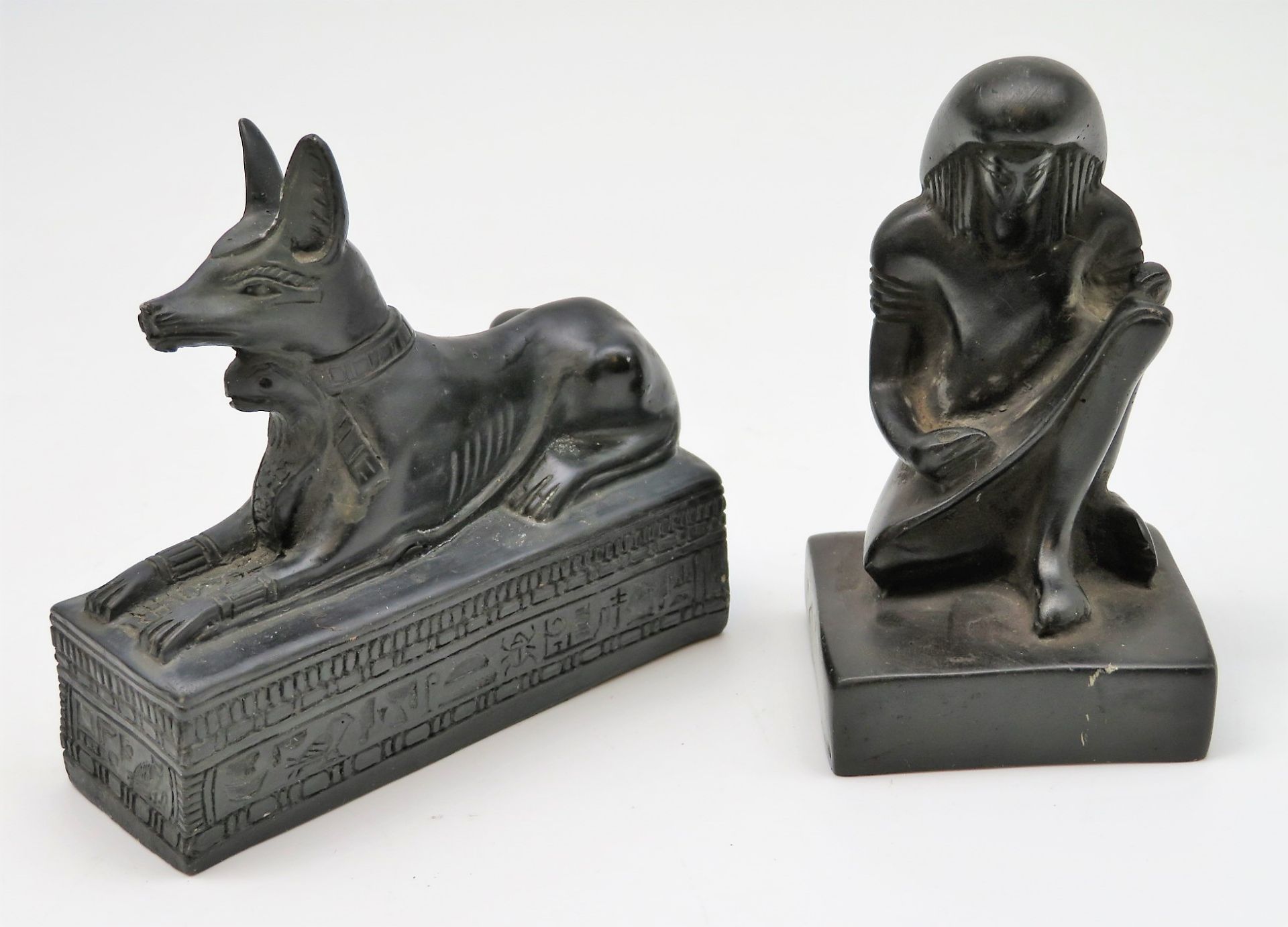 2 Museumsfiguren, Ägypten, Kunstguss, 8 x 3 x 8,5/9 x 4,5 x 4,5 cm.