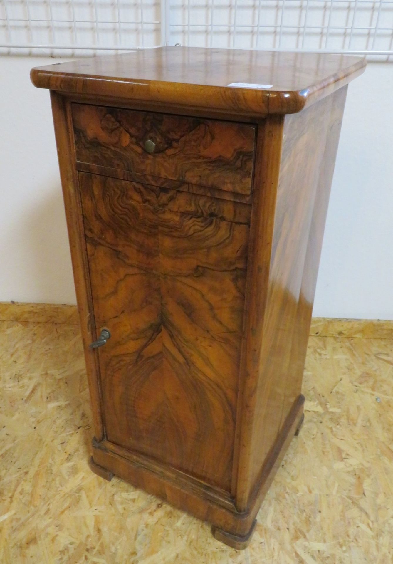 Nachtschrank, Biedermeier, 19. Jahrhundert, Nussbaum, 80 x 38 x 37 cm.