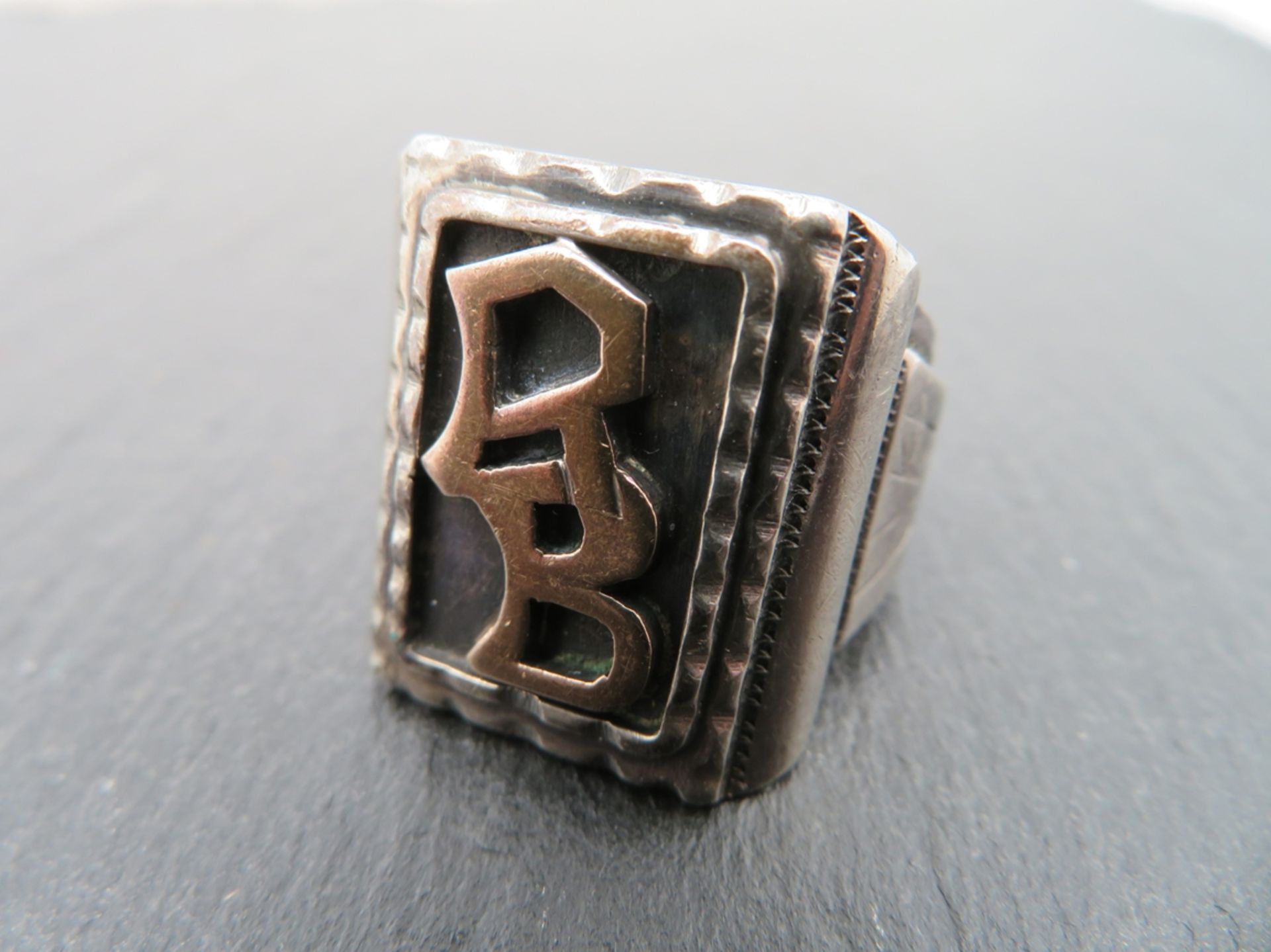 Herrenring mit Monogramm "RB", hochrechteckige Schauseite mit reliefiertem Monogramm, Silber, Rotgo