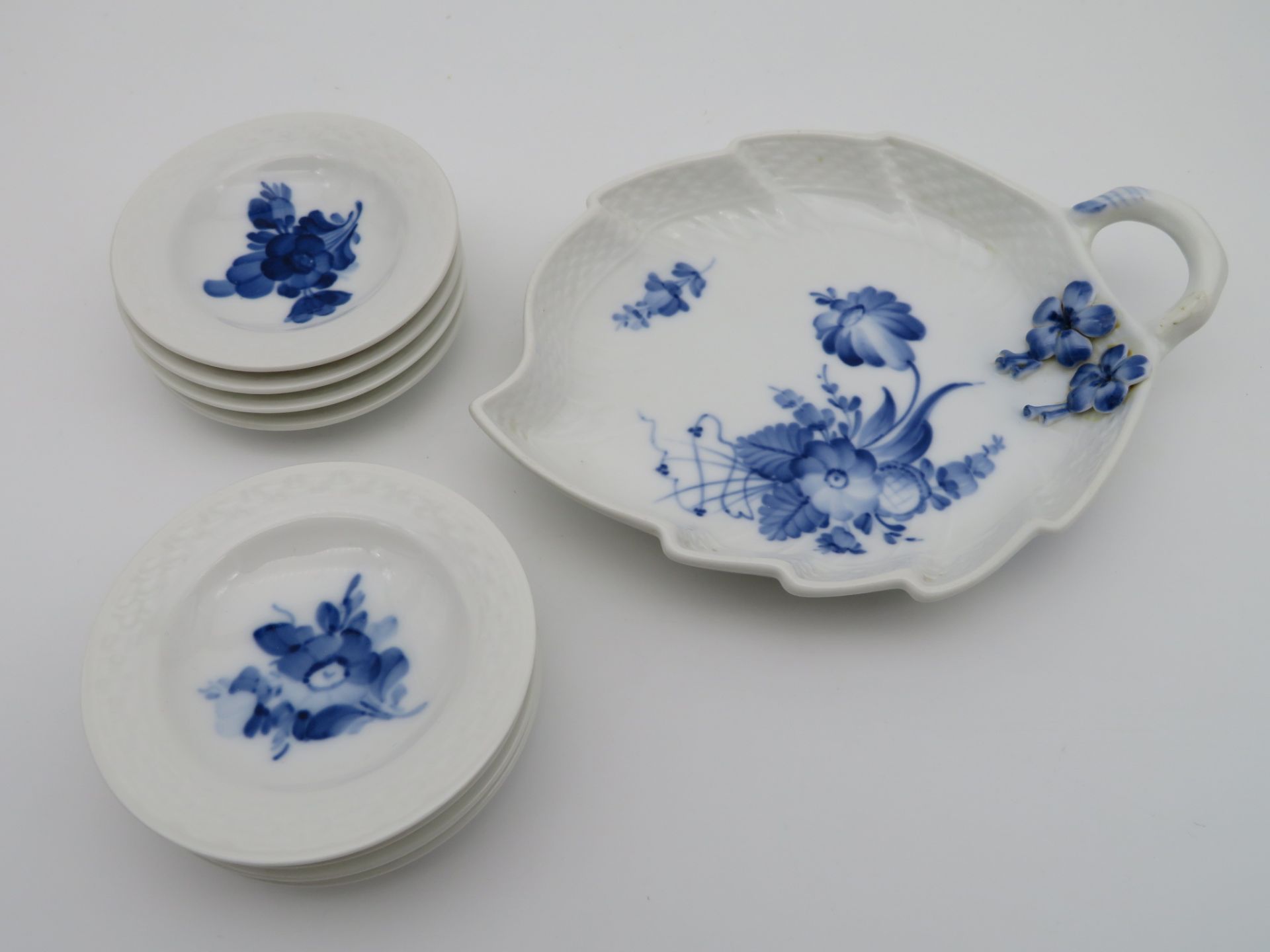 Blattschale mit 8 runden Schälchen, Royal Copenhagen, Modell Blaue Blume, Entwurf Arnold Krog, Weiß