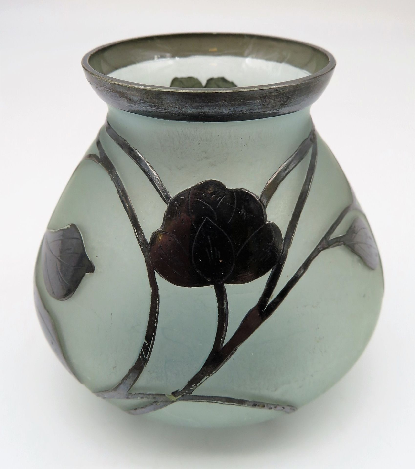Vase, Jugendstil, um 1900, mattiertes Glas mit floraler Feinsilberauflage, h 8 cm, d 8,5 cm. - Bild 2 aus 2
