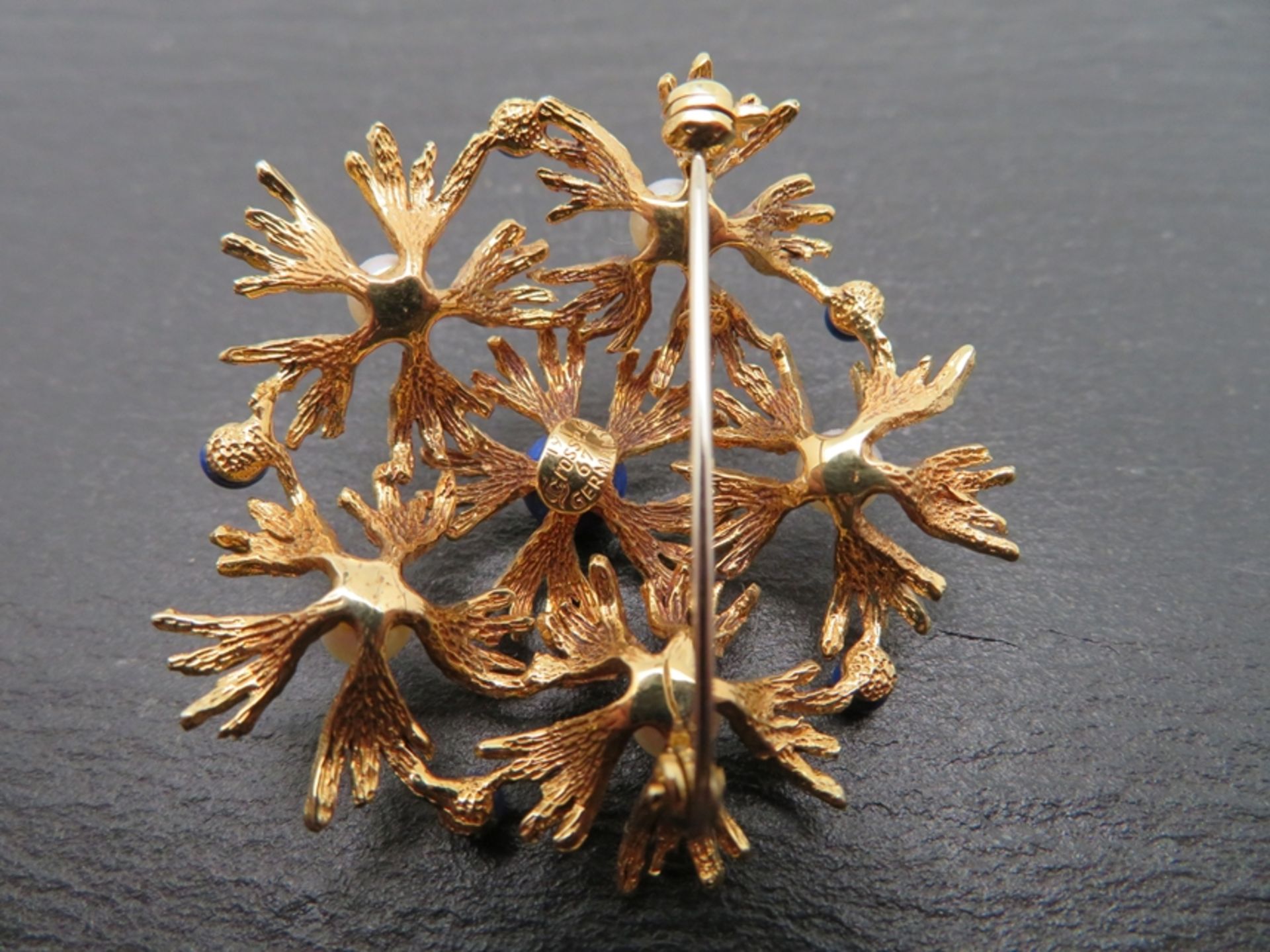 Designer Brosche, Grossé, 1960er Jahre, Blütenform, besetzt mit 6 Lapislazulikugeln und 5 Zuchtperl - Image 2 of 2