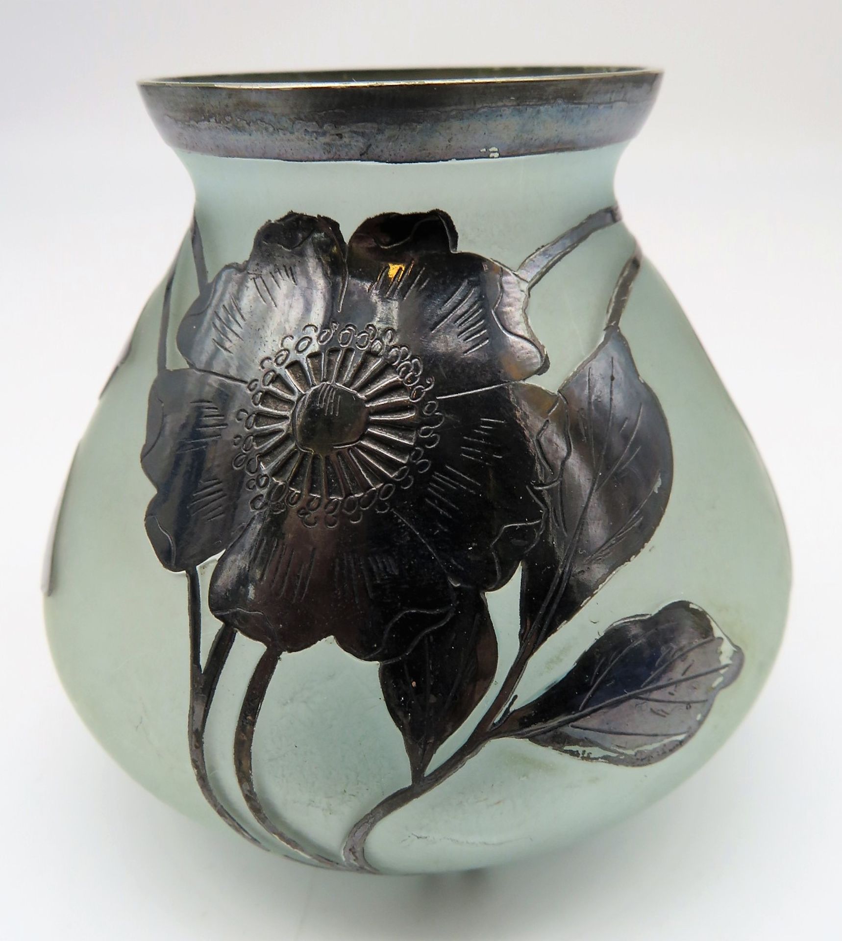 Vase, Jugendstil, um 1900, mattiertes Glas mit floraler Feinsilberauflage, h 8 cm, d 8,5 cm.