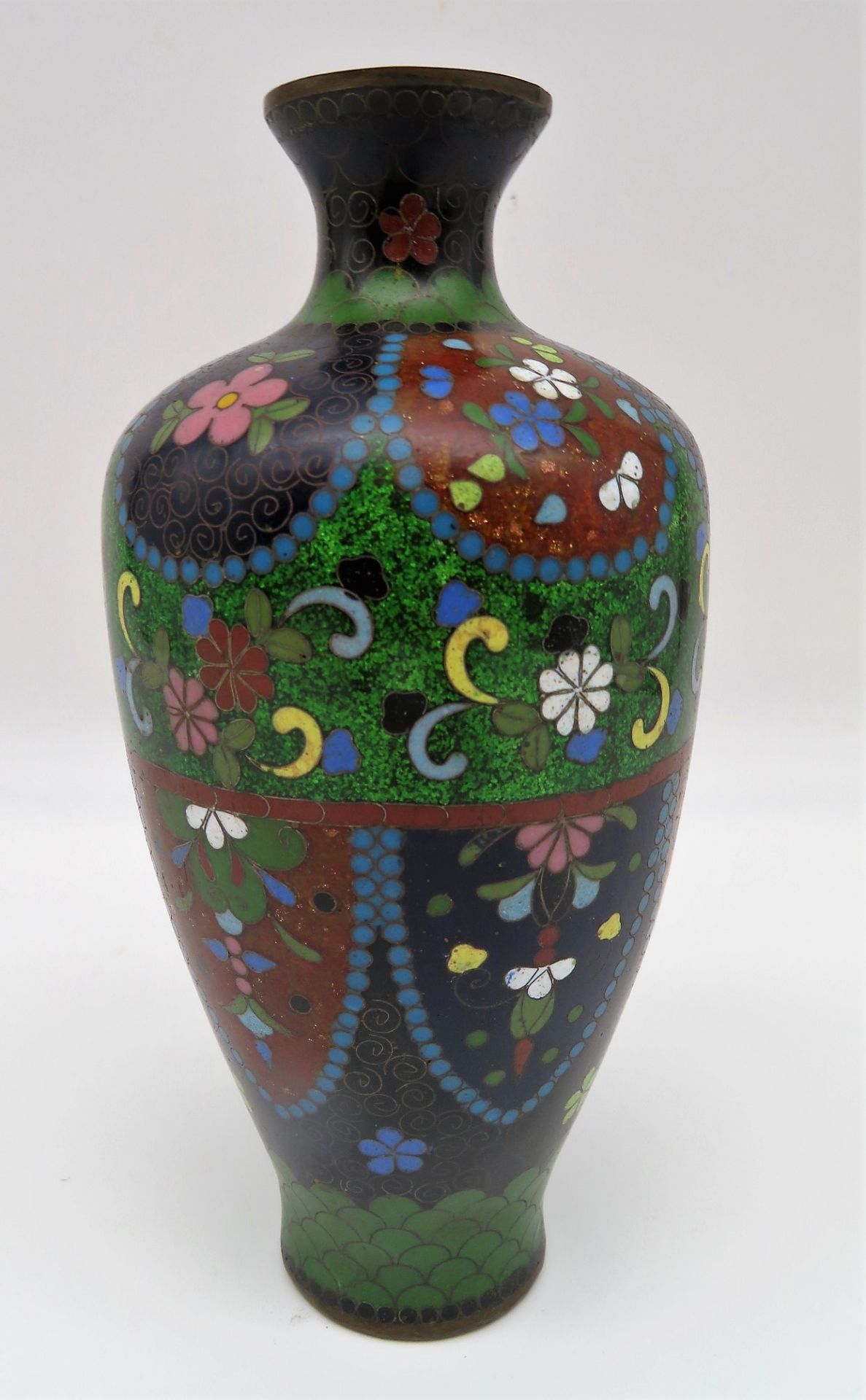 Cloisonné Vase, Japan, Meiji Periode, 1868 - 1912, farbiger Zellenschmelz, h 17 cm, d 8 cm.