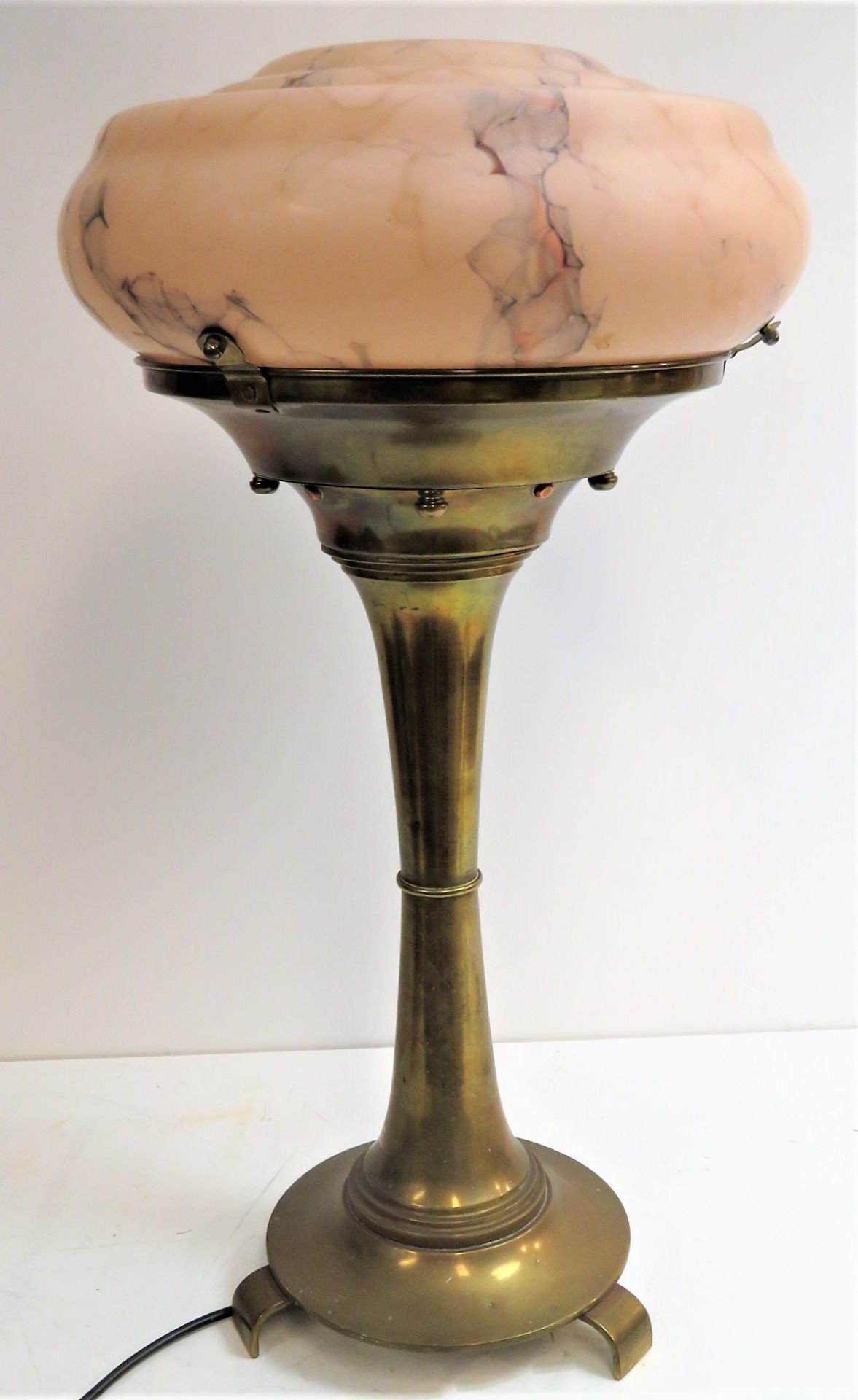 Tischleuchte, Art déco, um 1900/10, Standfuß Messing, rosafarben-marmorierter Glasschirm, Stecker d