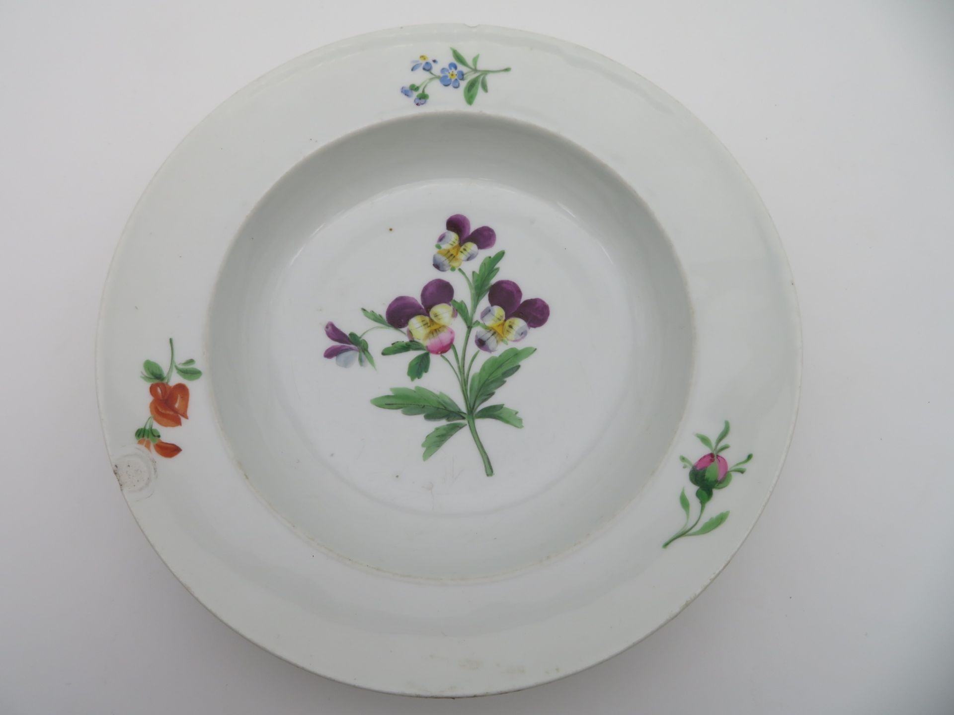 Tiefer Teller, Meissen, 1860 - 1924, Weißporzellan mit polychromer Blütenmalerei, unterglasurblaue 