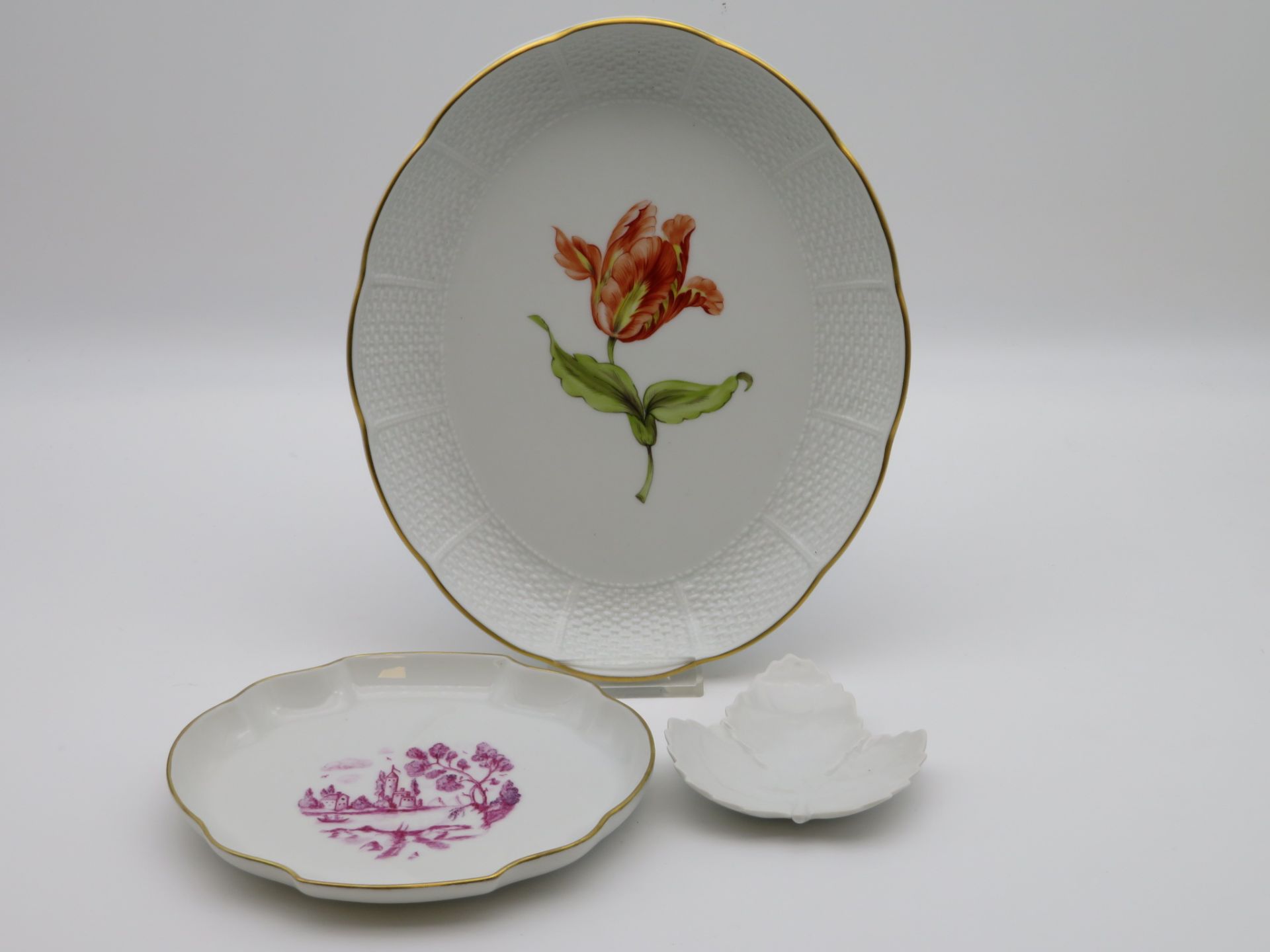 Platte, Schälchen und Blattschale, Ludwigsburg, Weißporzellan, 1 x mit polychromer Blütenmalerei, 1