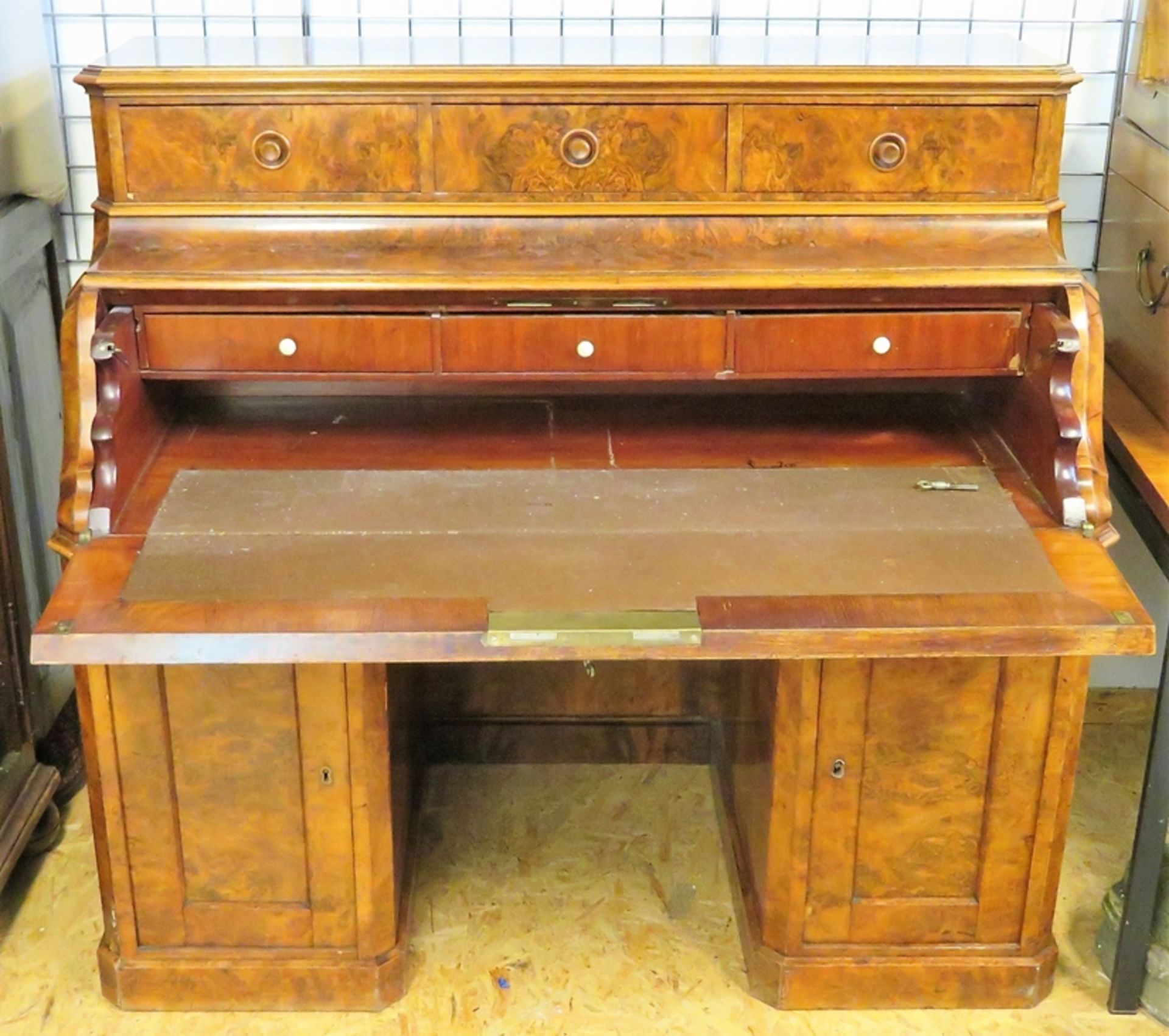 Zylinderbüro/Zylinderschreibtisch, um 1860, Nussbaum, 119 x 130 x 70 cm. - Bild 2 aus 2