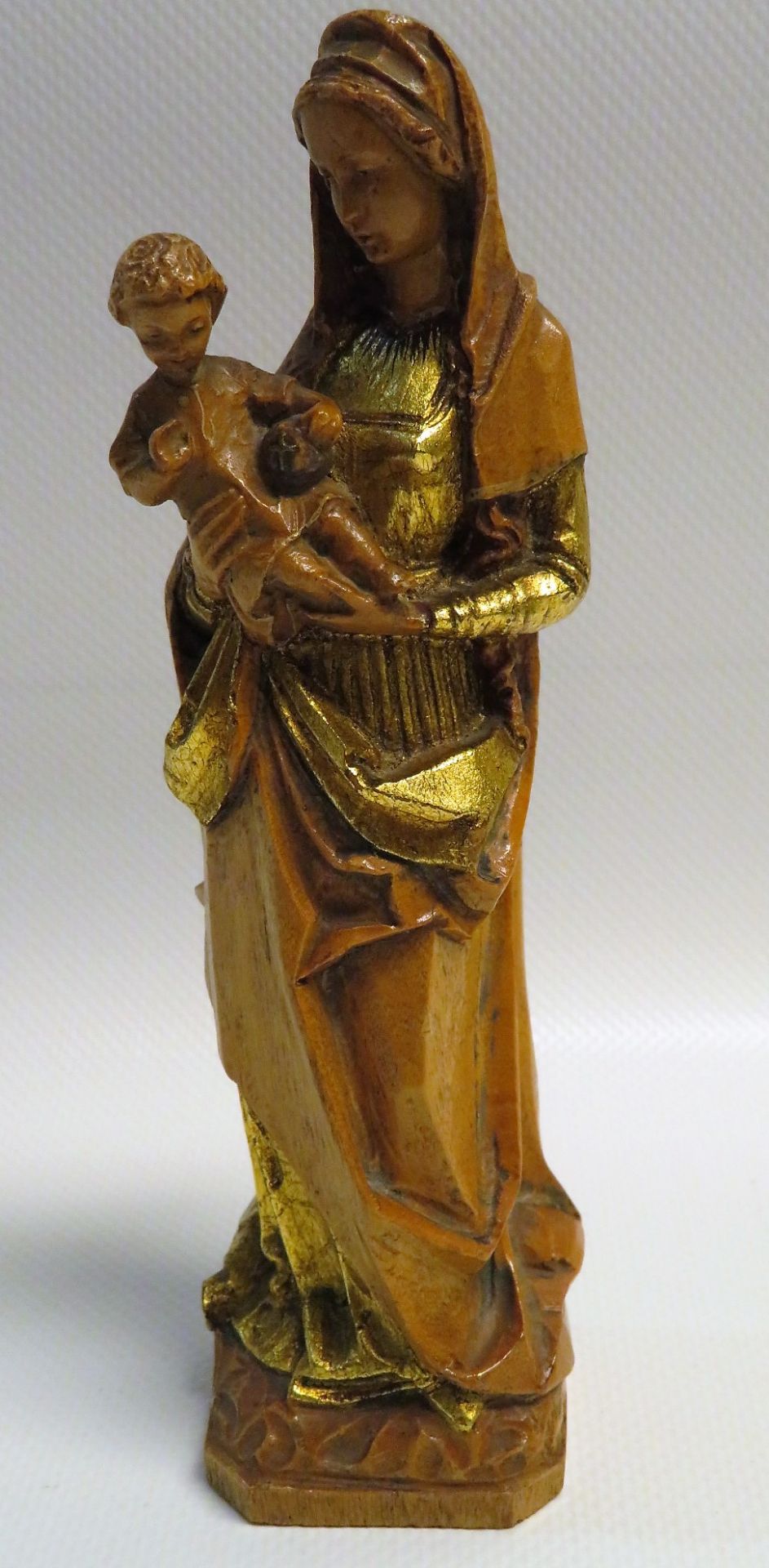 Maria mit Kind, Holz geschnitzt, teilvergoldet, h 15 cm, d 4 cm.