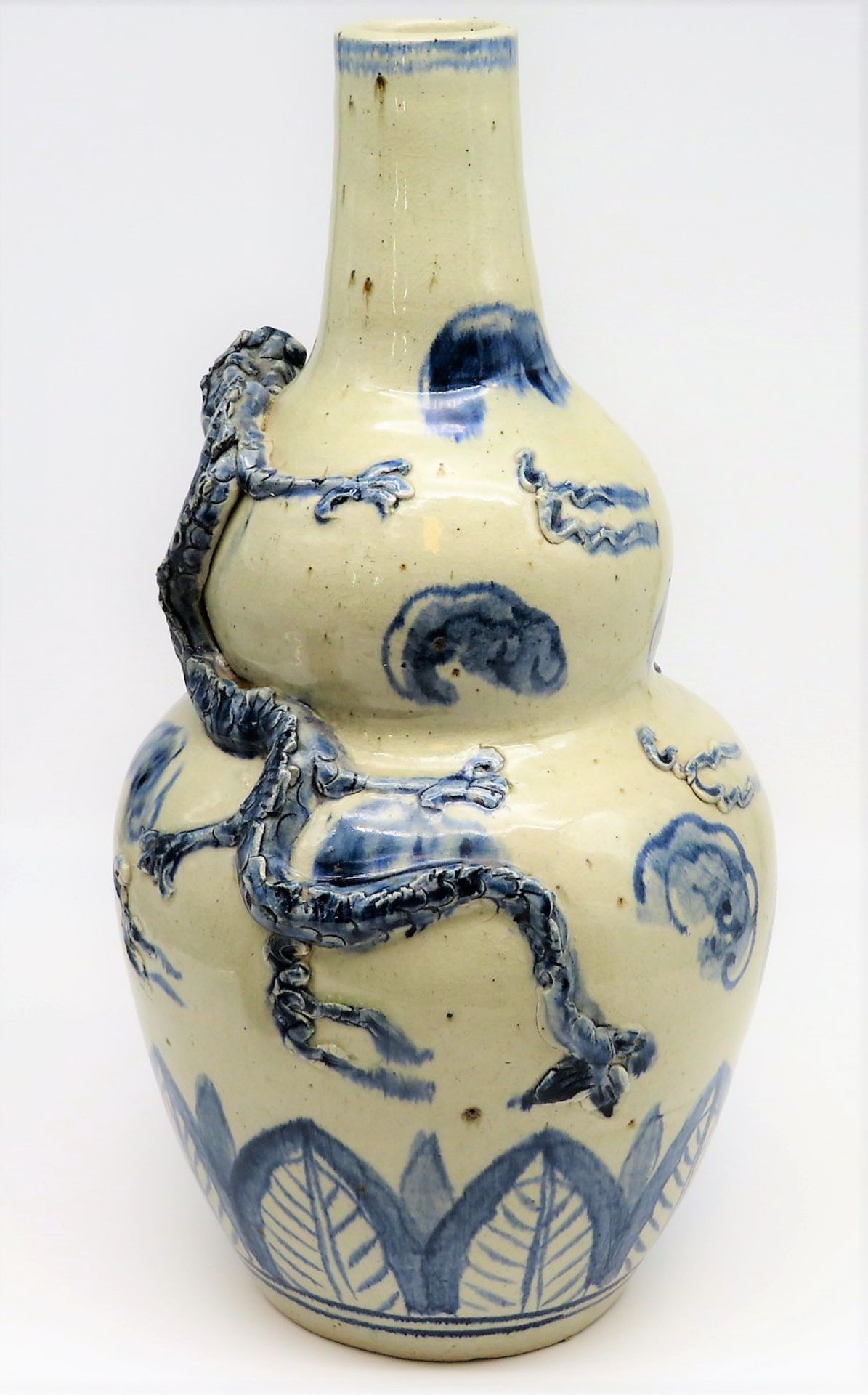 Vase, China, Kalebassenform, Steingut mit unterglasurblauer Bemalung, aufgesetzter Drache mit 4 Kra - Bild 2 aus 3