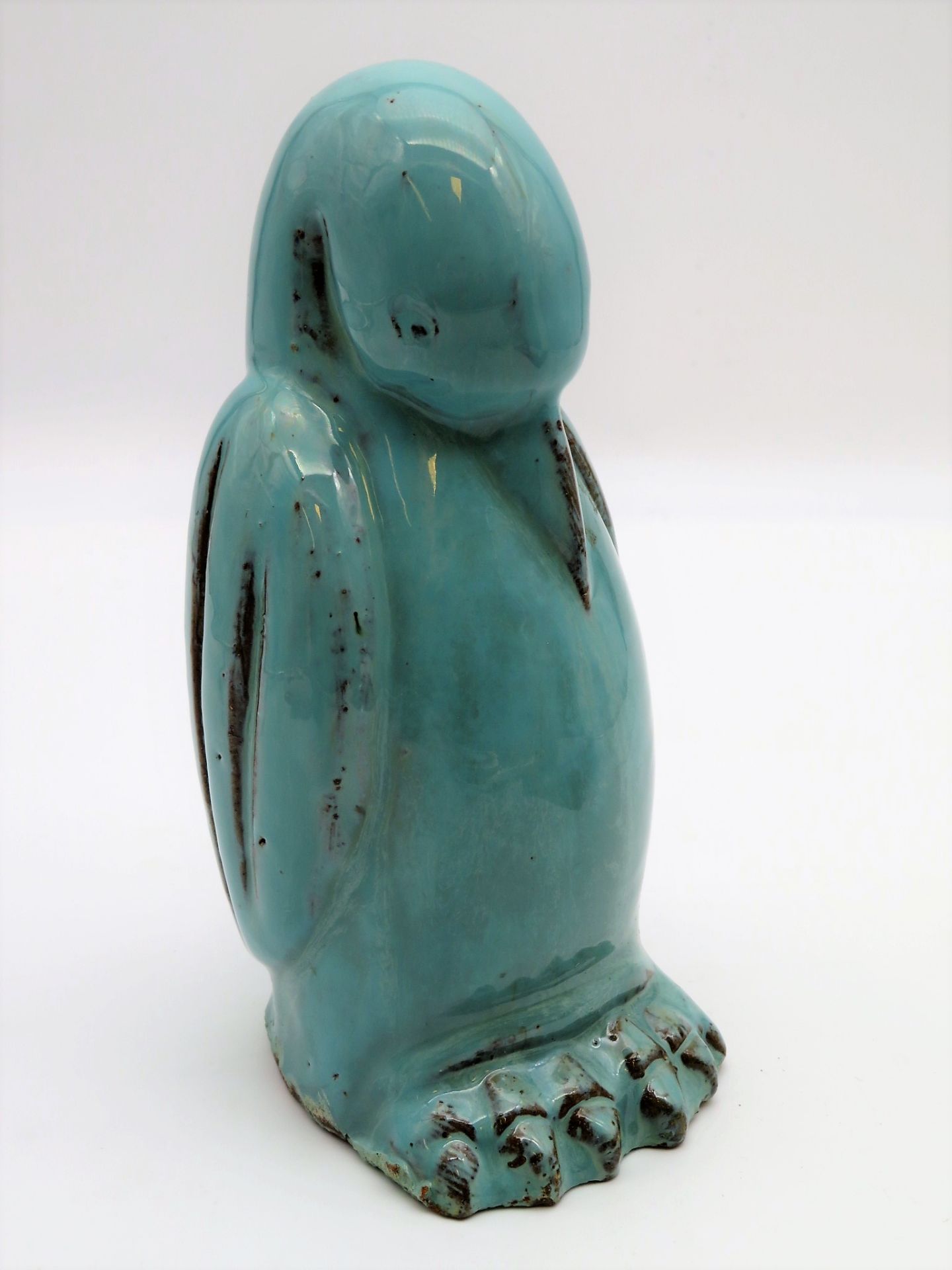 Pinguin, Ton mit grünlicher Glasur, 1. Hälfte 20. Jahrhundert, h 20 cm, d 10 cm.