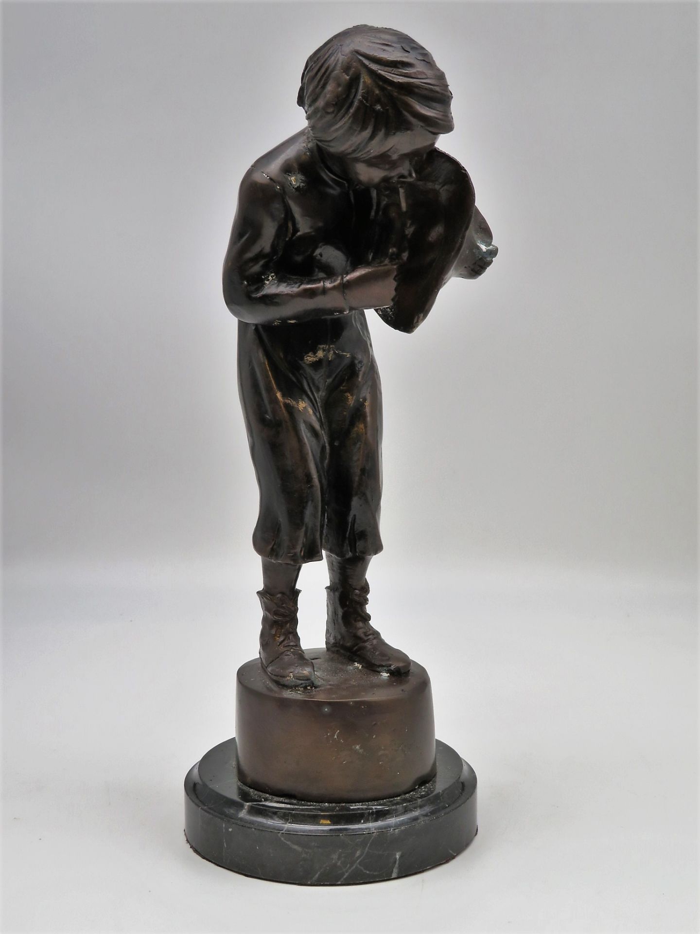 Unbekannt, nach Moreau, "Rauchender Junge im Wind", Bronze, Marmorsockel, h 34 cm, d 11 cm.
