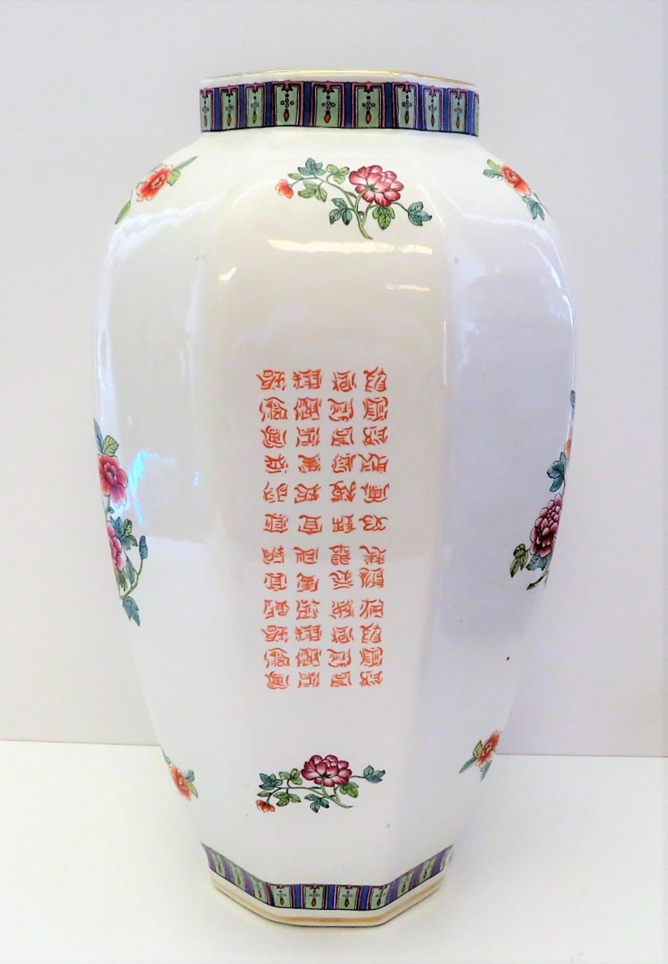 Vase, China, Weißporzellan mit polychromer Bemalung, rote Bodenmarke, 20. Jahrhundert, h 52 cm, d 3 - Bild 2 aus 3