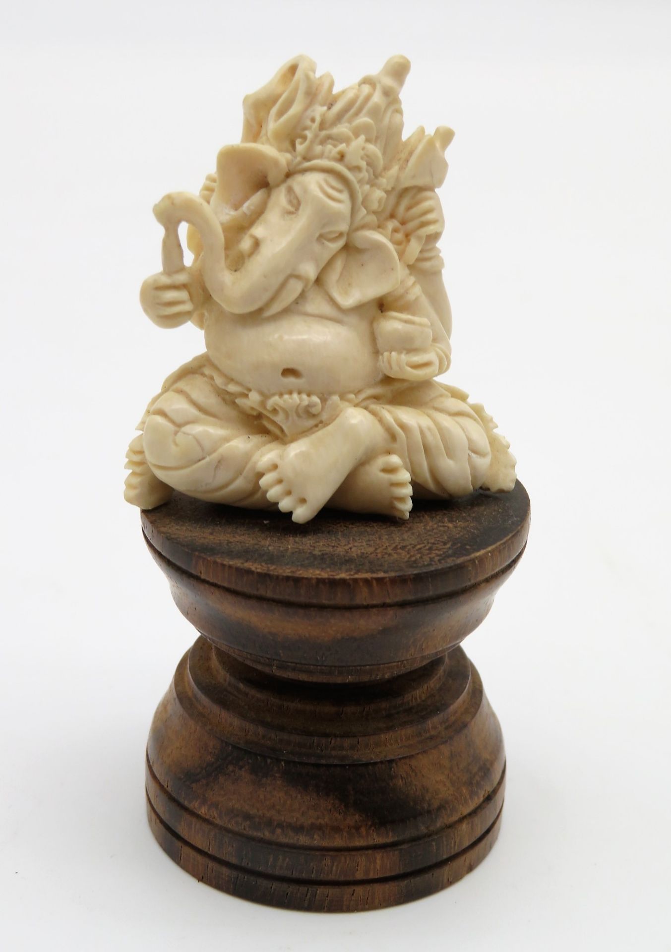 Sitzender Elefantengott Ganesha mit diversen Attributen, Bein feinst geschnitzt, Holzsockel (h 3,5  - Bild 3 aus 3