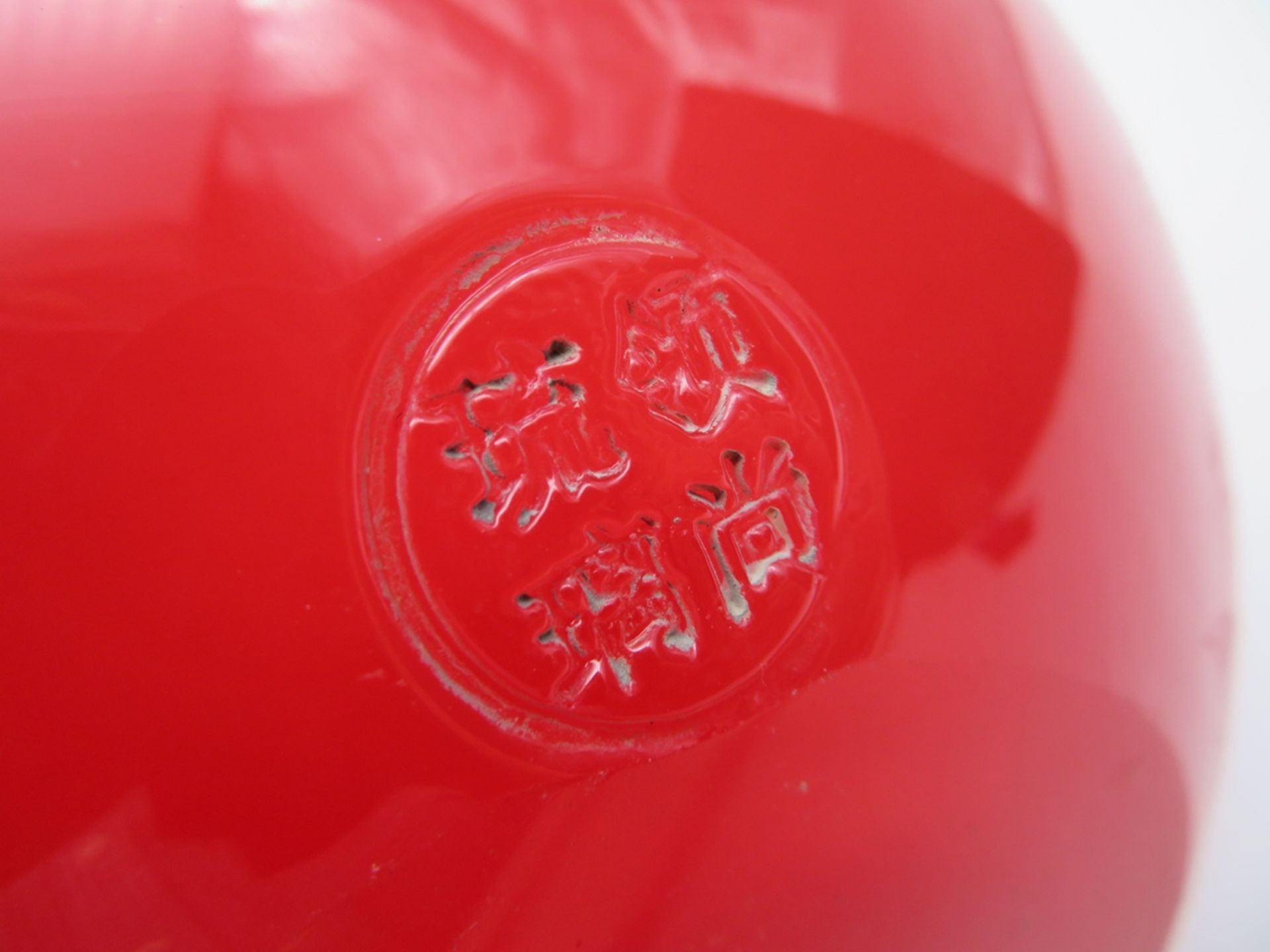 Glasskulptur in Form eines Flaschenkürbis', China, Peking-Glas Rot und Weiß eingefärbt, sign., h 46 - Bild 2 aus 2