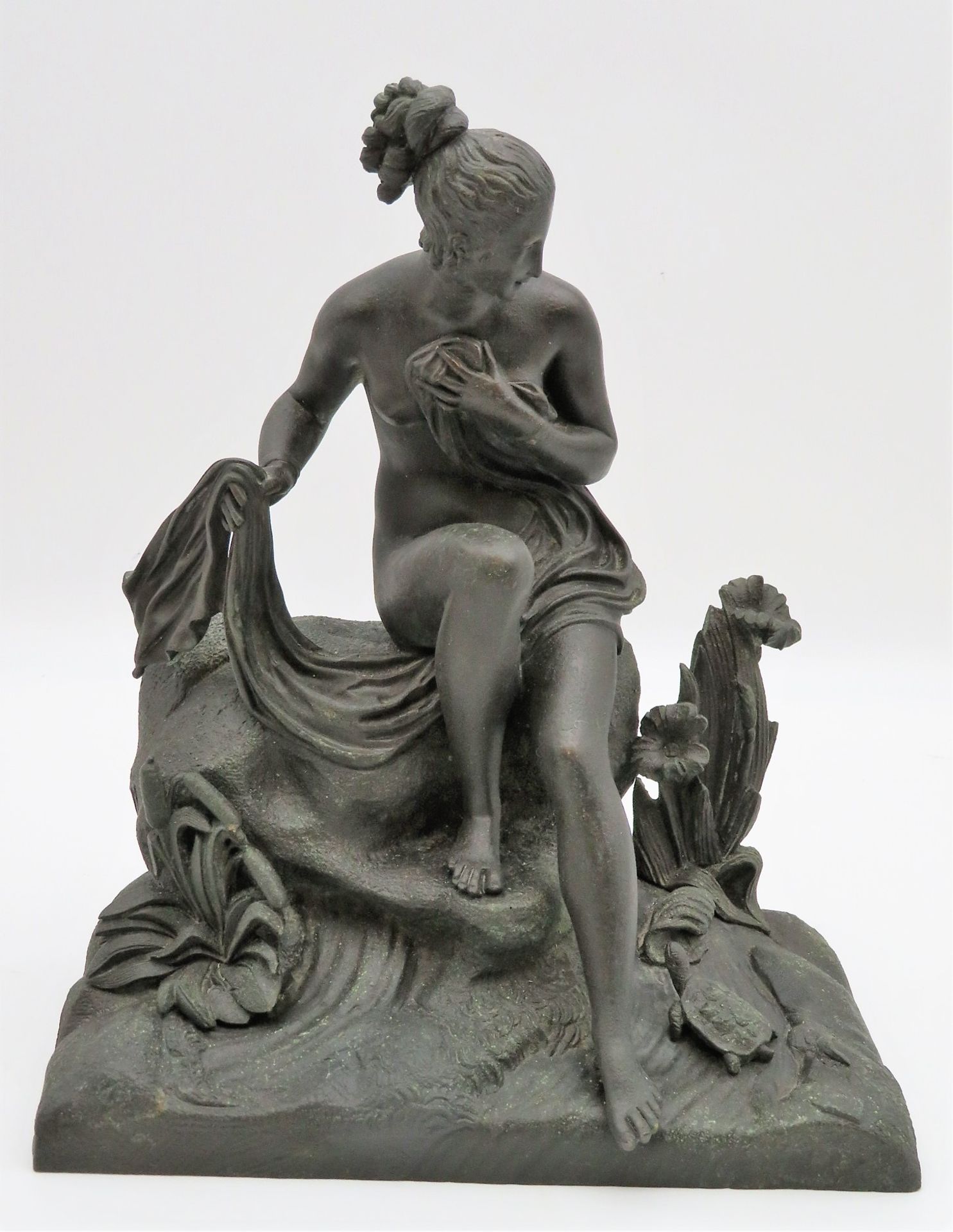 Figurine, Diana nach dem Bade mit Schildkröte, Eisenguss, 26 x 23 x 12 cm.