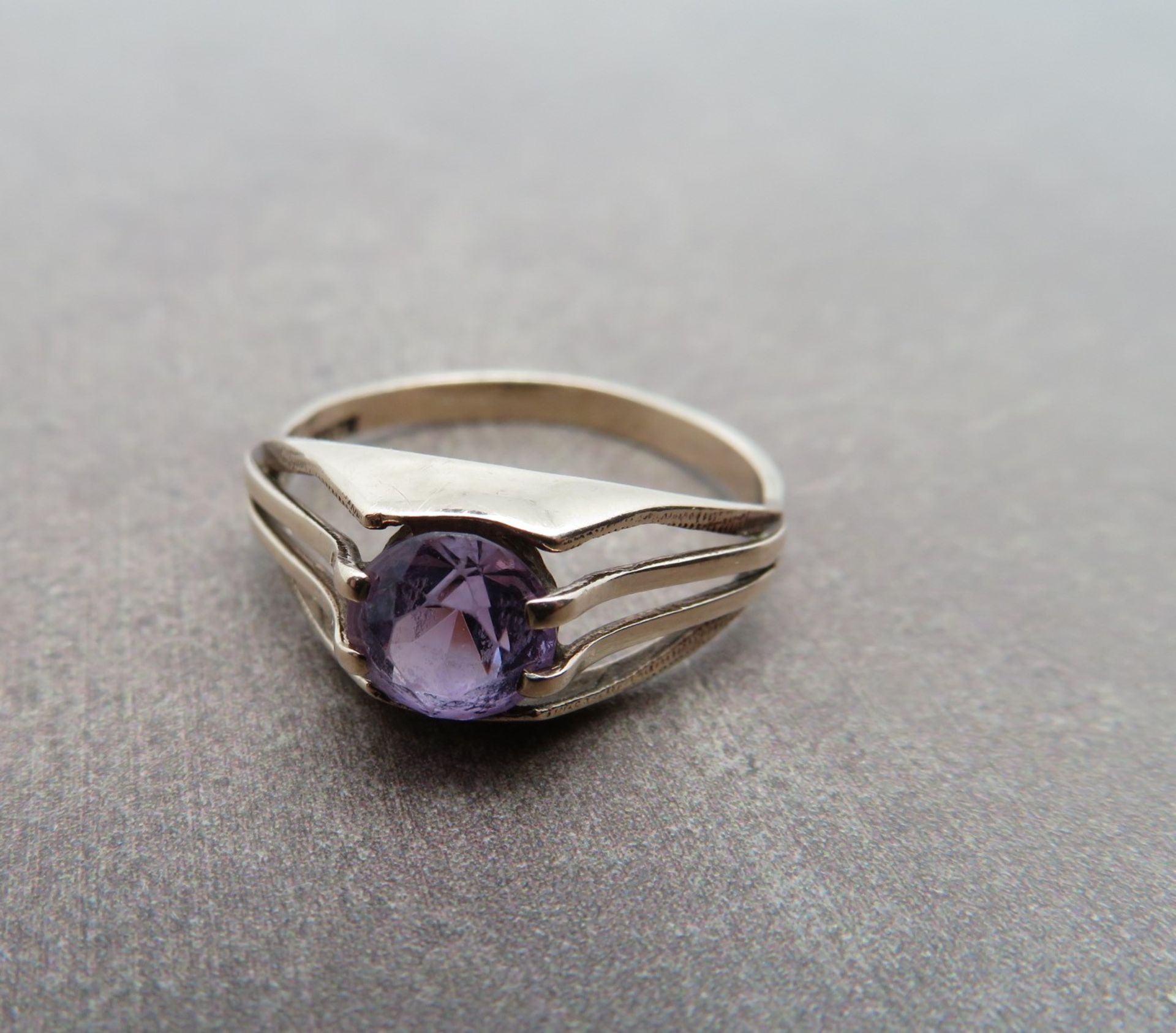 Damenring, 1940er Jahre, facettierter Amethyst, Gelbgold 333/000, gepunzt, 1,61 g, Goldschmiedesign