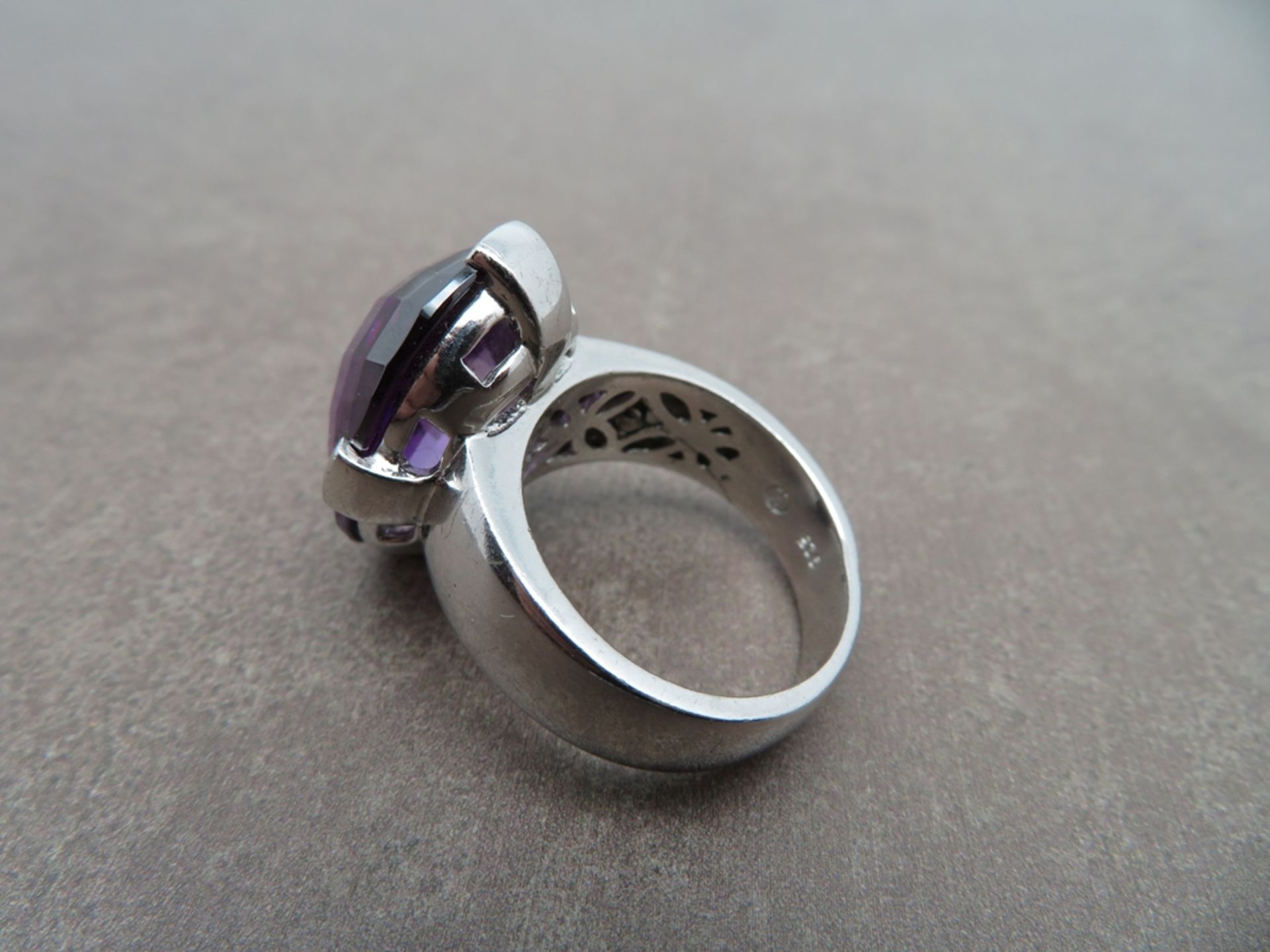 Designer Ring mit großem, facettiertem Amethyst, Silber 925/000, gepunzt, sign., WBW €140.-, Amethy - Bild 2 aus 2
