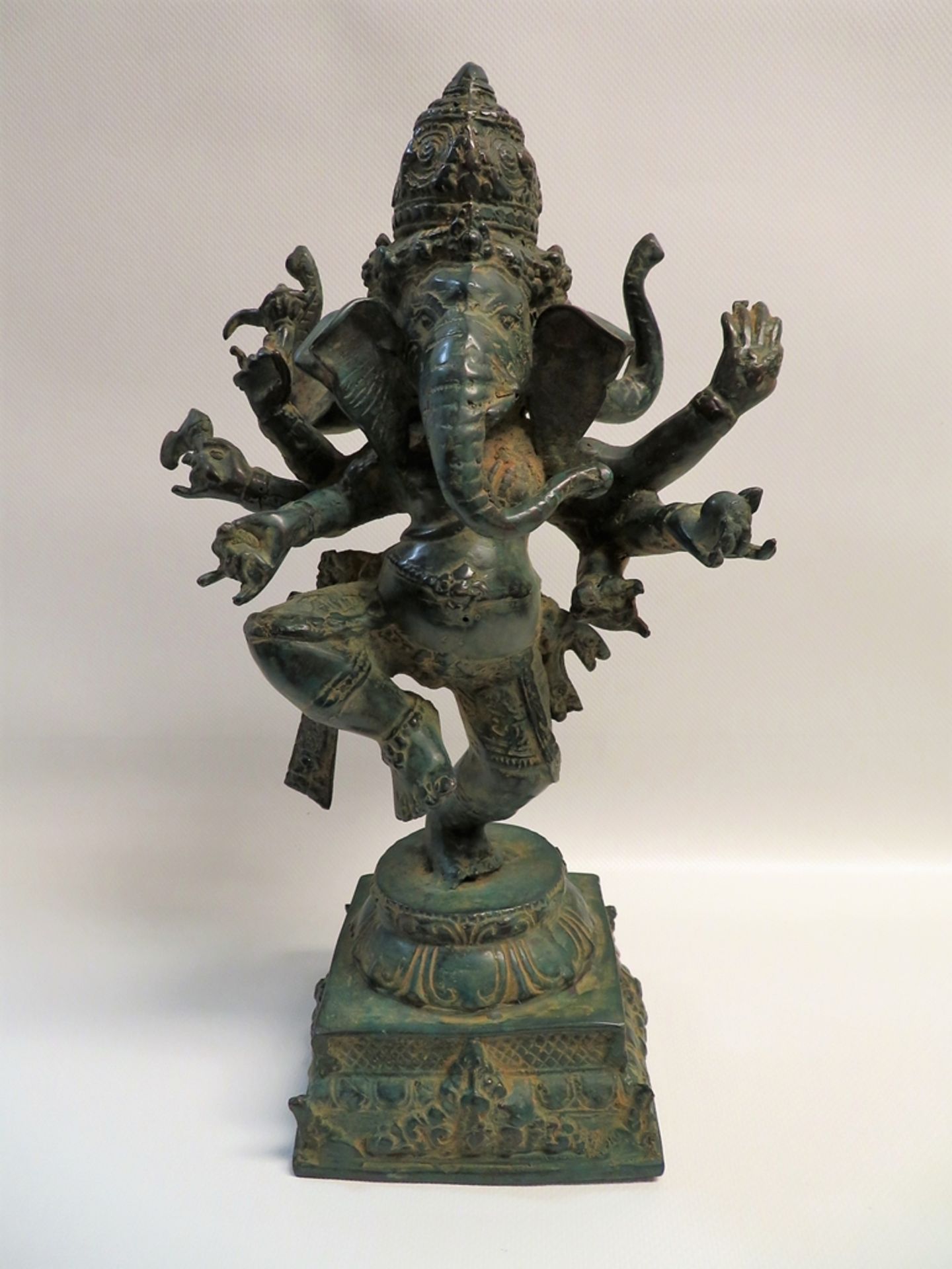 Tanzender Elefantengott Ganesha, Nepal/Tibet, Darstellung mit 3 Köpfen und 6 Armen, Bronze grünlich