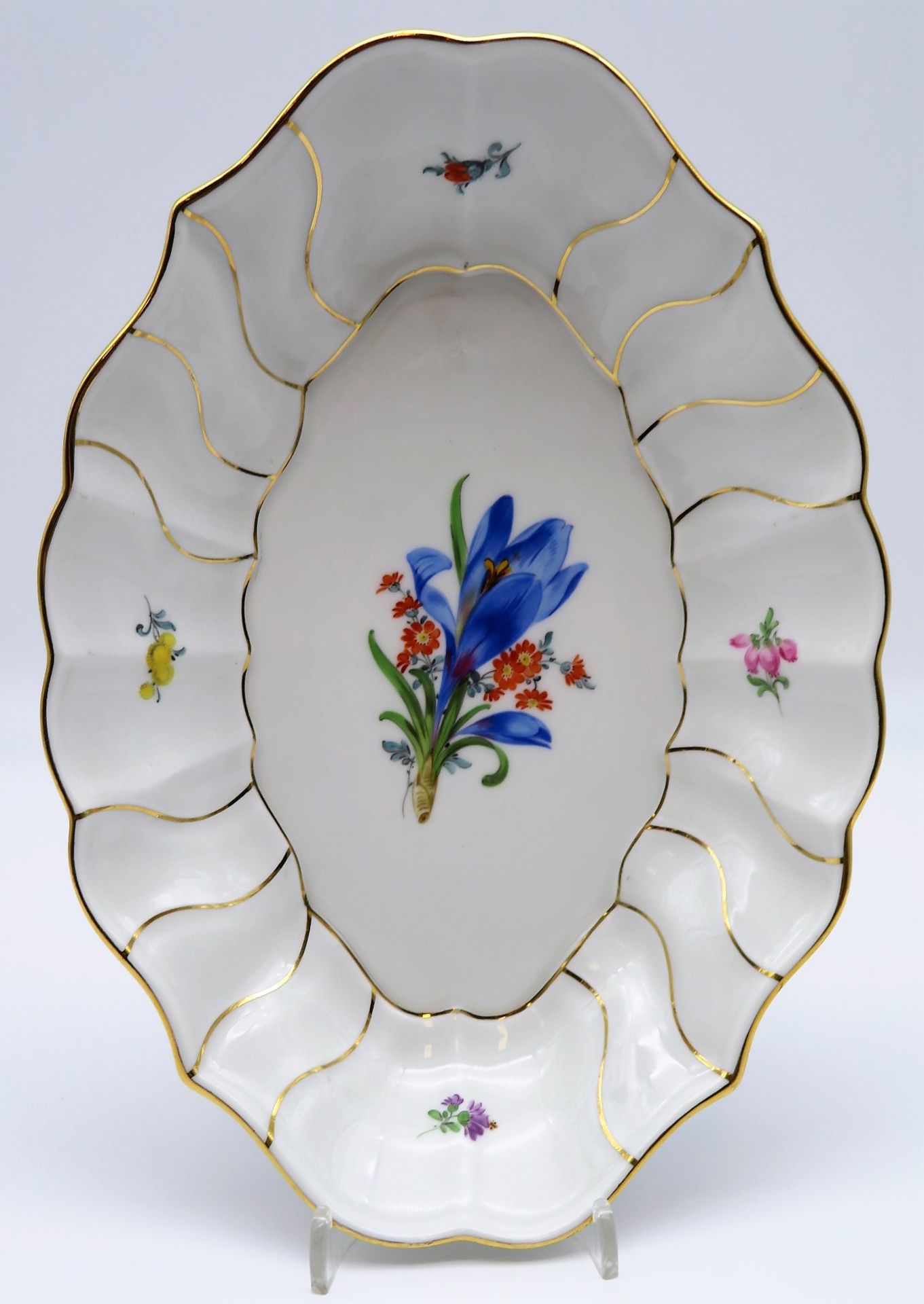 Ovale Anbietschale, Meissen, Weißporzellan mit polychromer Blüten- und Goldmalerei, unterglasurblau