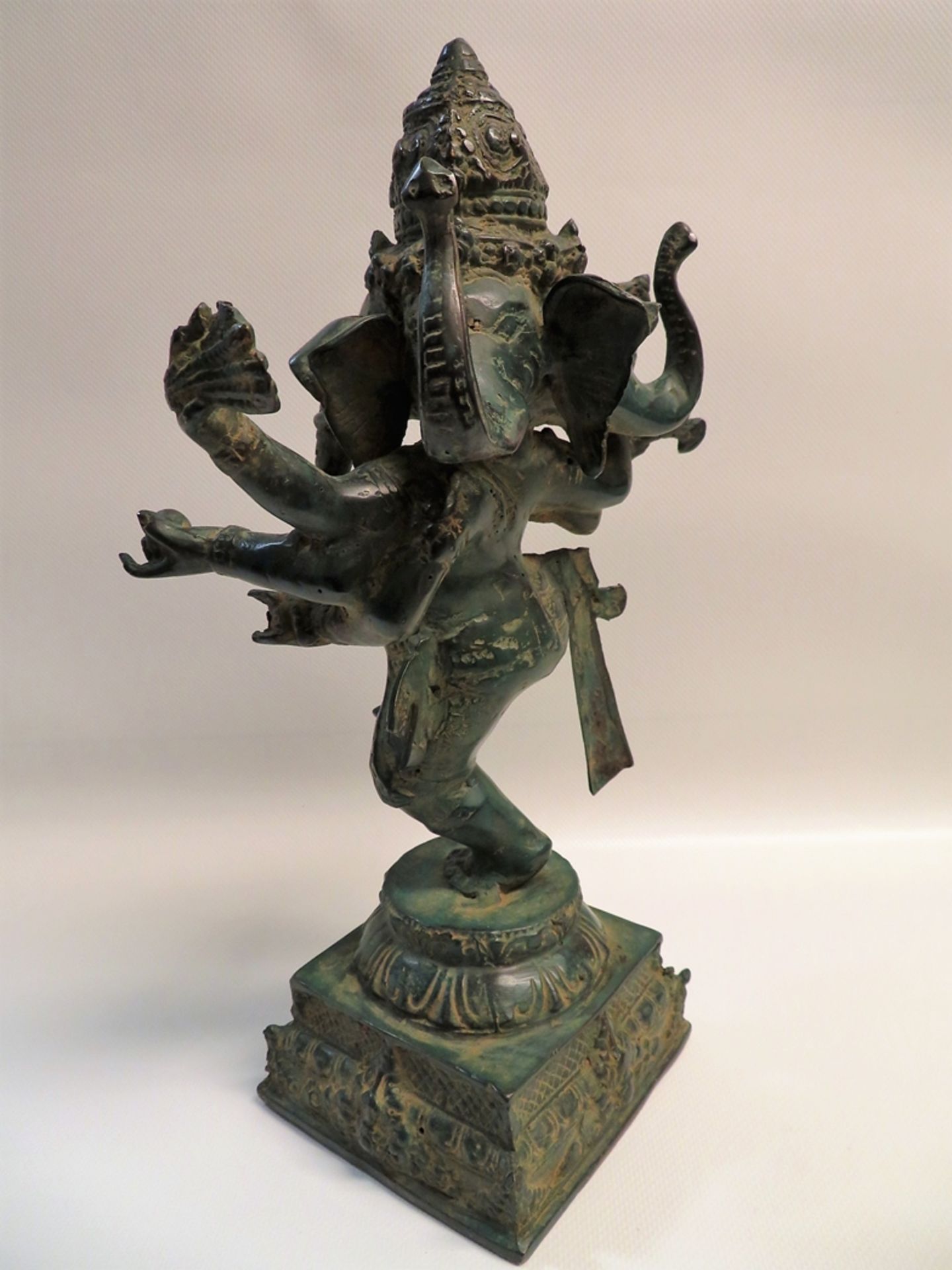 Tanzender Elefantengott Ganesha, Nepal/Tibet, Darstellung mit 3 Köpfen und 6 Armen, Bronze grünlich - Bild 2 aus 2