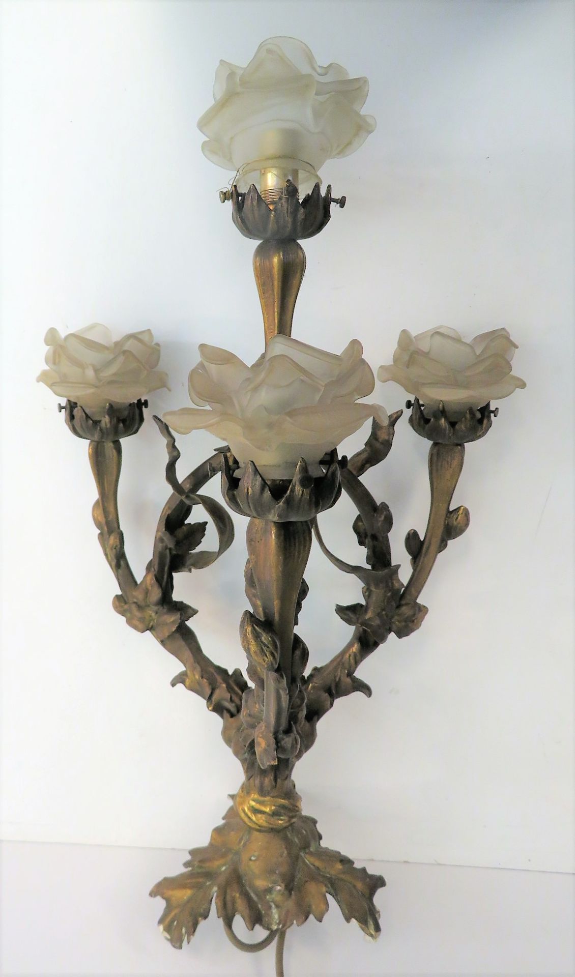 Hängelampe, Jugendstil, um 1900, Bronze mit opaken Glasschirmen, 4-flammig, l 64 cm, d 41 cm.