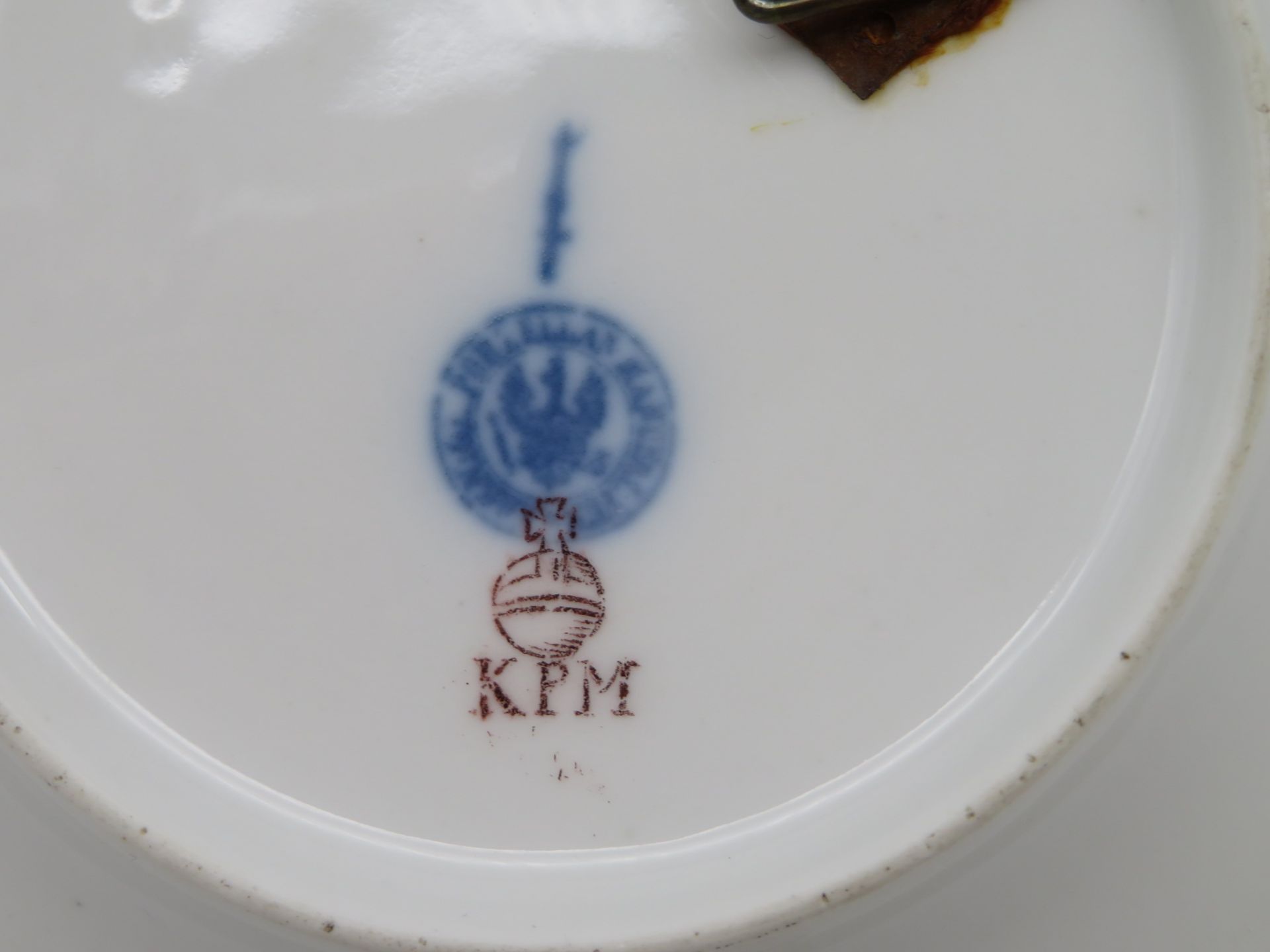 4 Dessert Teller, KPM Berlin, Weißporzellan mit polychromer Blütenmalerei, Goldrand, unterglasurbla - Bild 2 aus 3