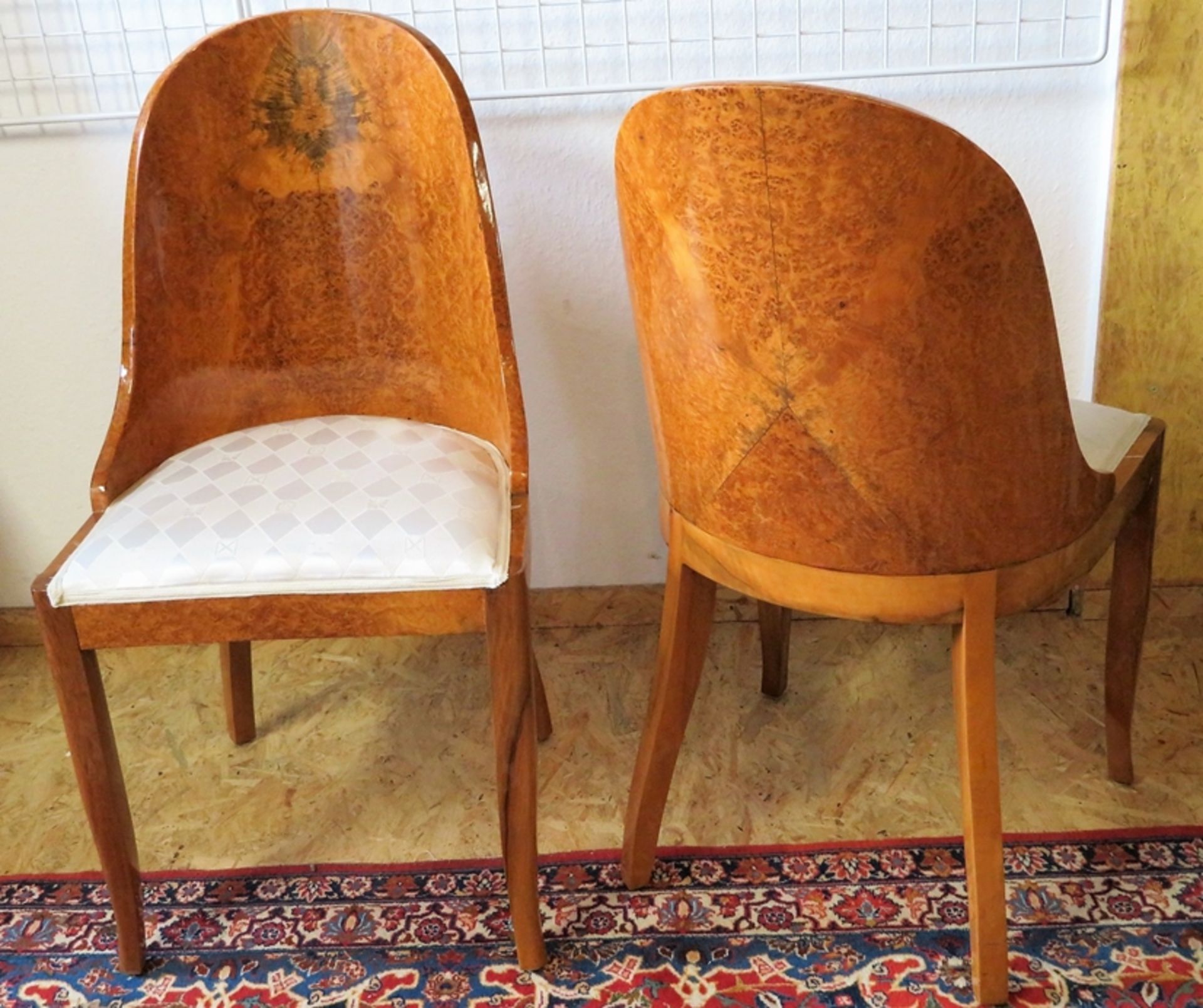 6 Stühle im Stil des Art Déco, Nussbaum mit feinem Wurzelholz-Spiegelfurnier, beigefarbener Stoffbe - Bild 2 aus 4