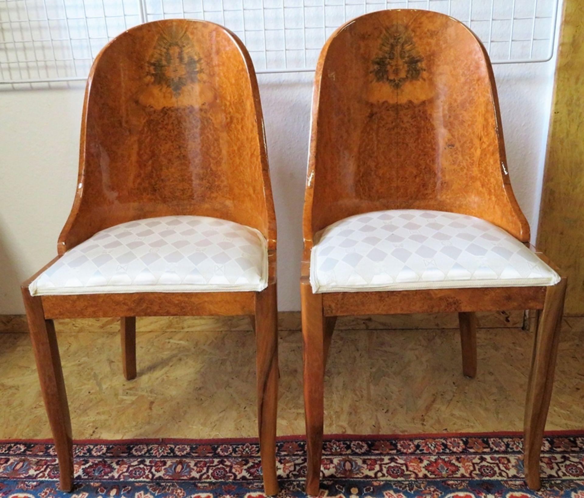 6 Stühle im Stil des Art Déco, Nussbaum mit feinem Wurzelholz-Spiegelfurnier, beigefarbener Stoffbe