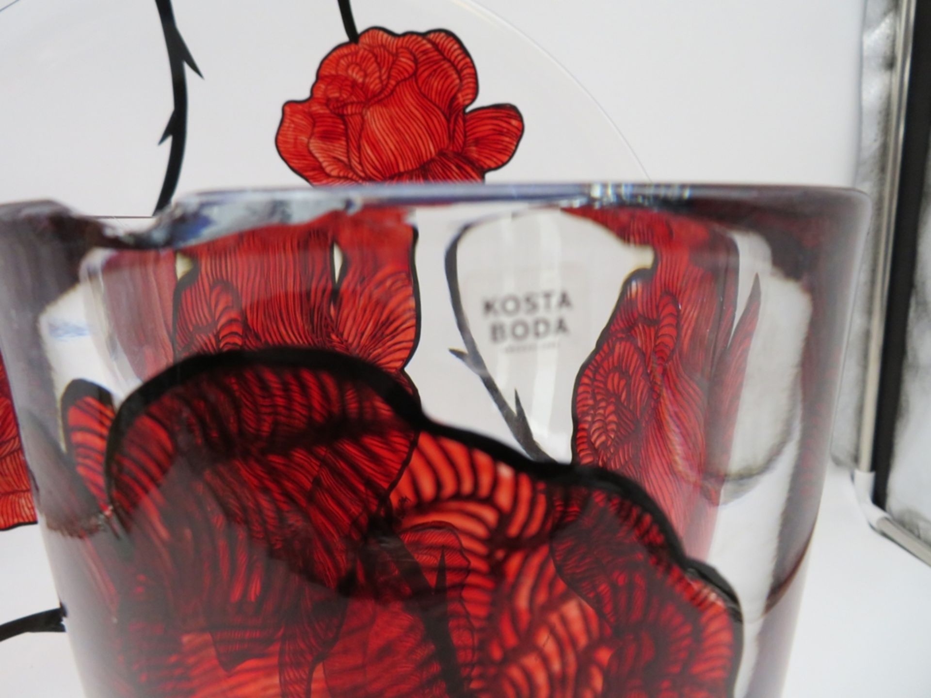 Designer Schale und Vase, Schweden, Kosta Boda, farbloses Glas mit polychromer Blütenbemlaung von R - Bild 2 aus 4