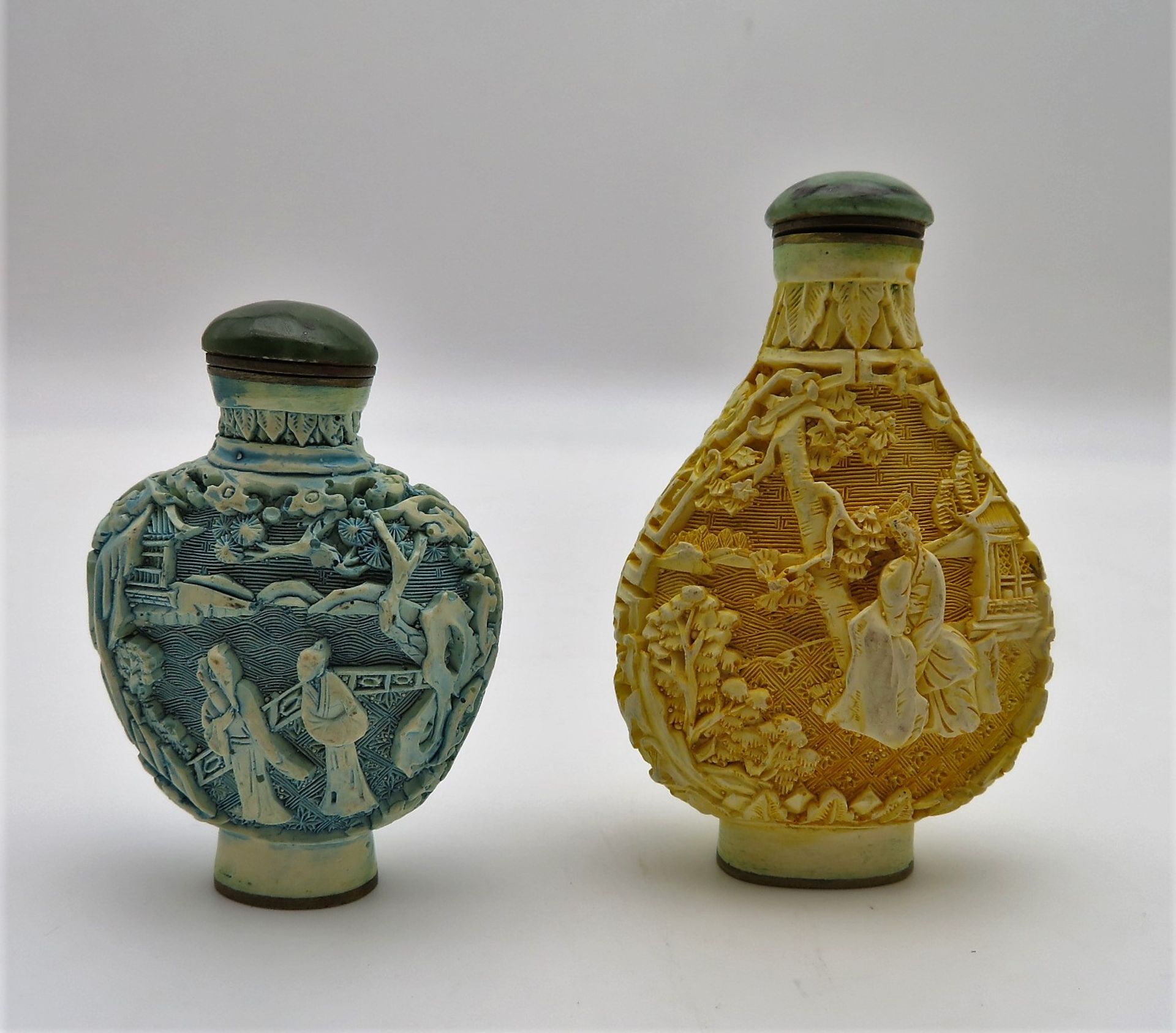 2 Snuffbottles, China, reich geschnitzt, Bodensignatur, h 6/7,5 cm.